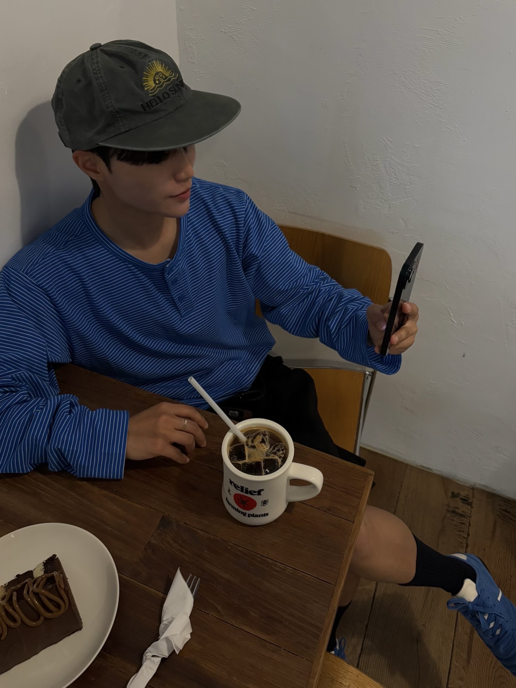 헬로선라이즈 워시드 HS 아치 로고 6패널 캡 네이비 오렌지 착용 스타일 - 1
