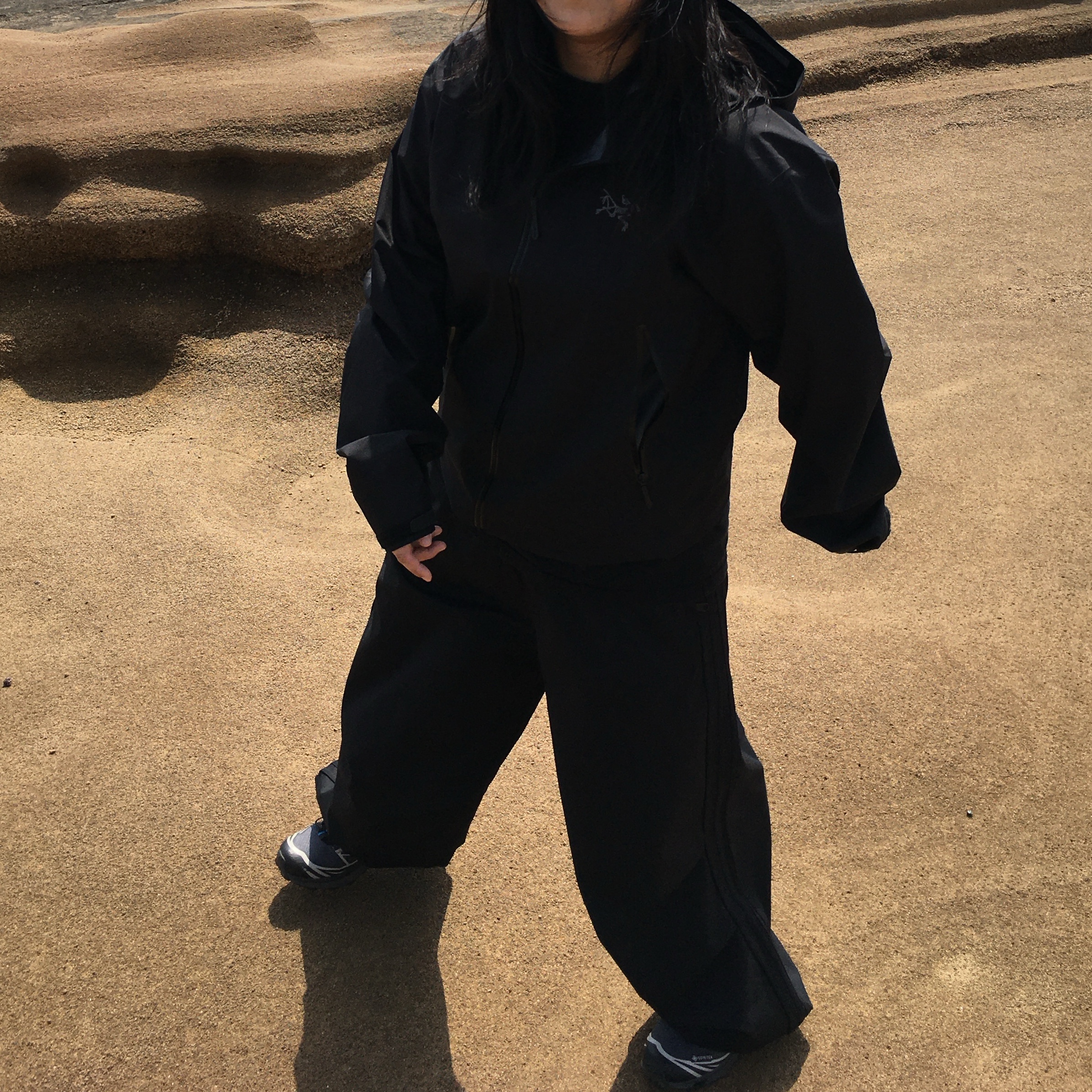 Arc'teryx Beta Jacket Black, Salomon XT-6 Gore-Tex Black Ebony 착용 스타일 - 4