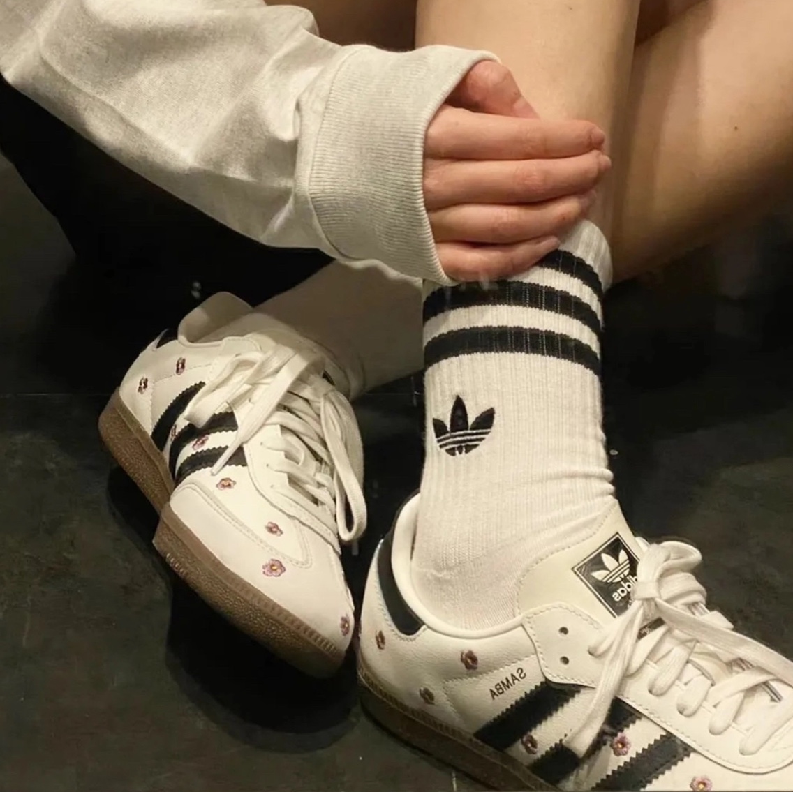 (W) Adidas Samba OG Cloud White Core Black, Adidas Samba OG Cloud White 착용 스타일 - 1
