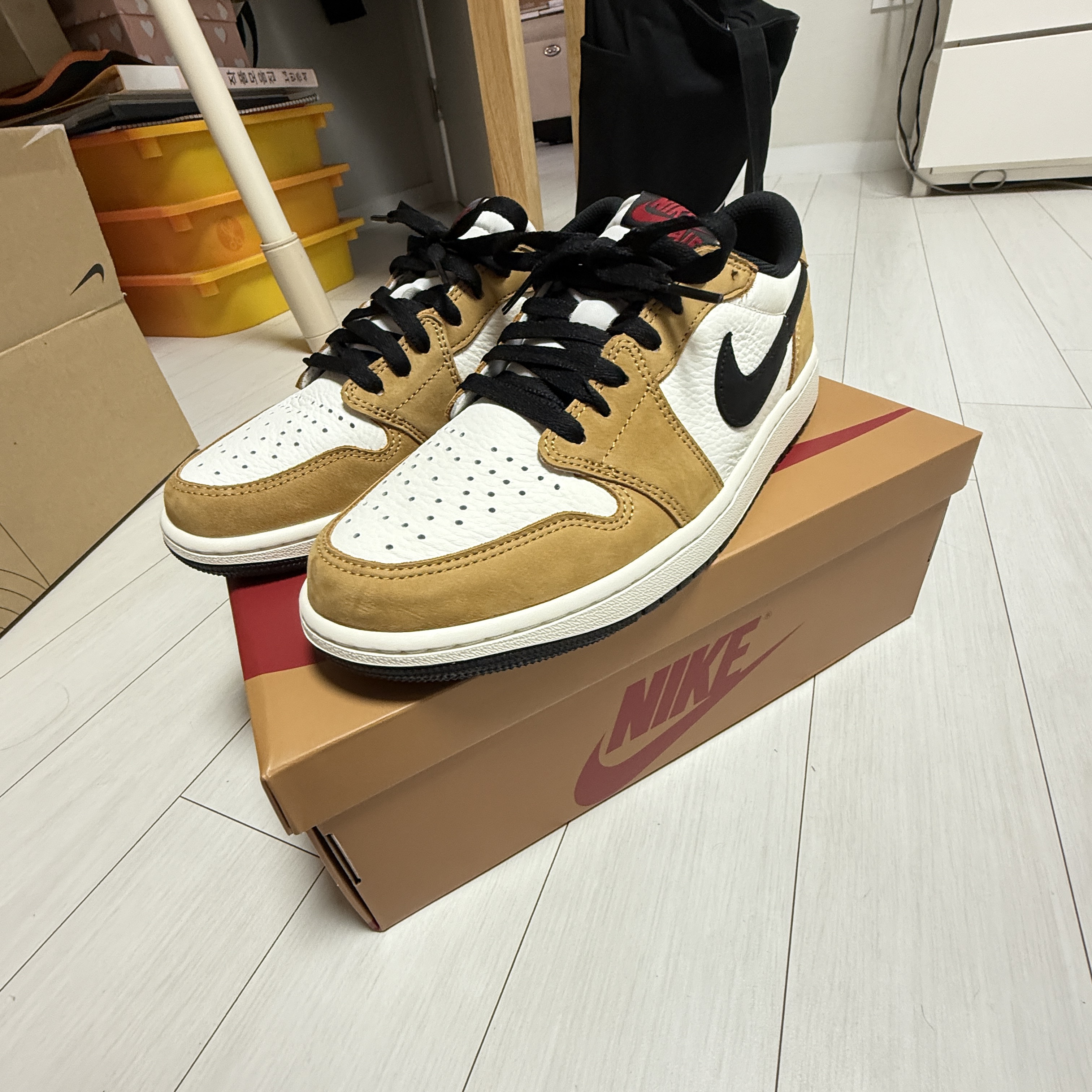 Jordan 1 Low OG Sail and Golden Harvest 착용 스타일