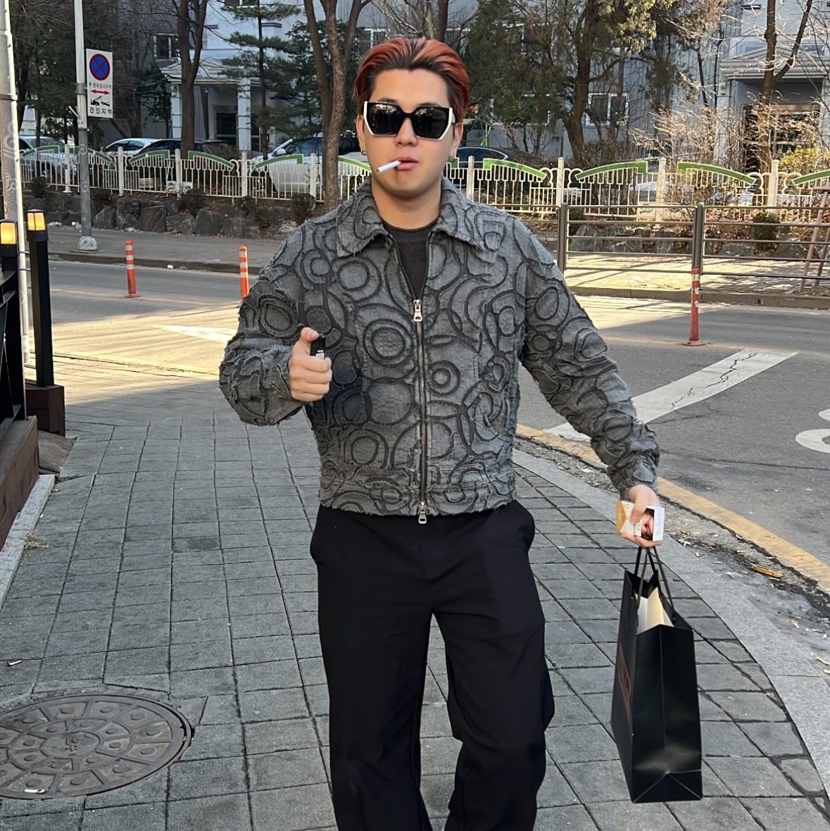 [KREAM 단독] ADSB Andersson Bell Burn-Out Dyed Zip-Up Jacket Charcoal 착용 스타일