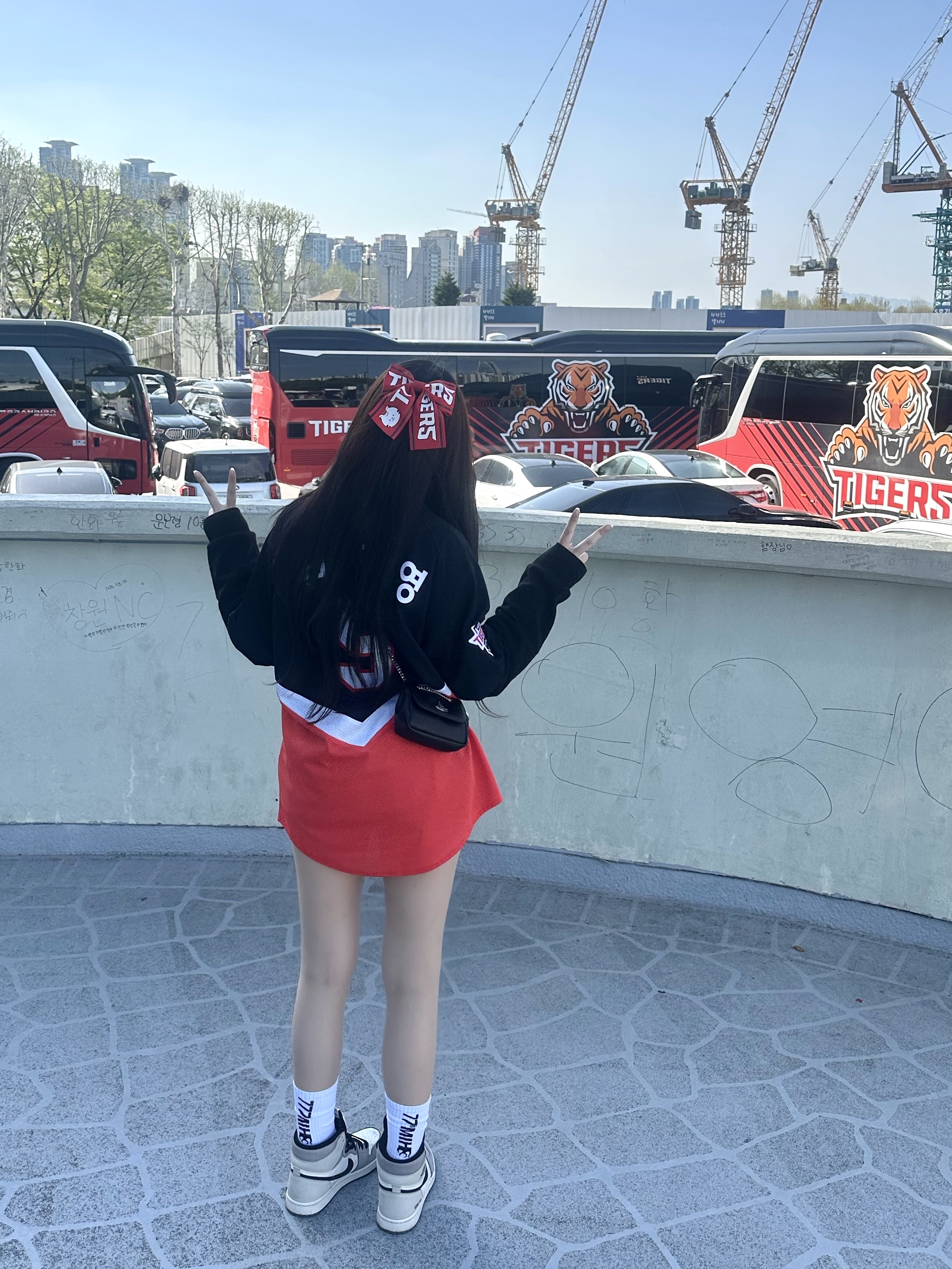 Jordan 1 Element Gore-Tex Sail, Prada Saffiano Leather Triangle Logo Keychain Black Silver 착용 스타일