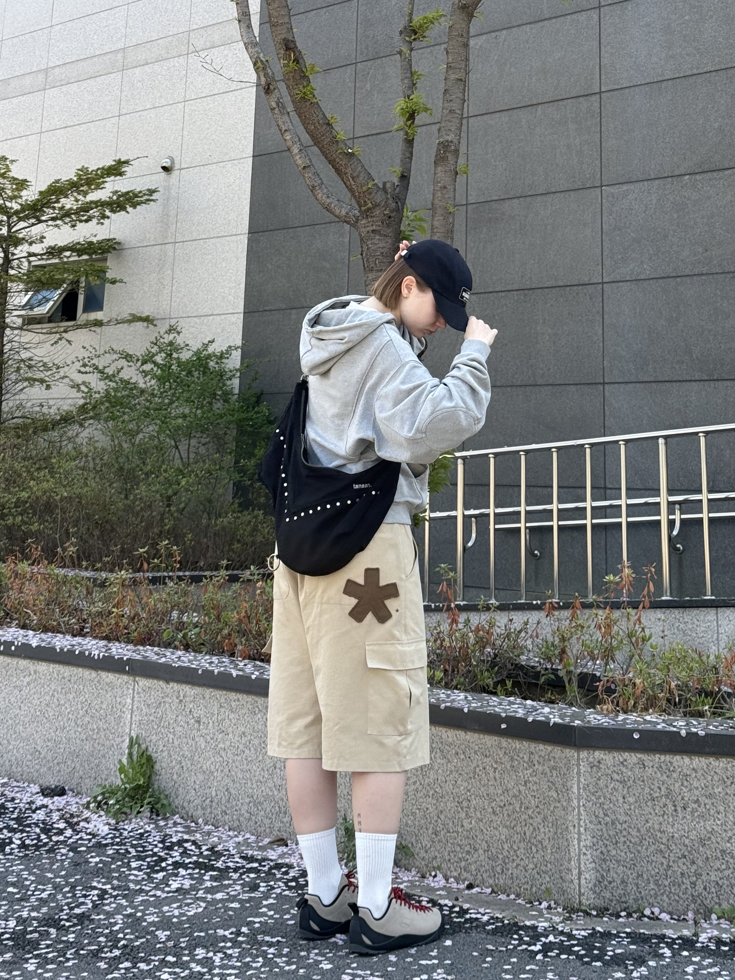 (W) Keen Jasper Suede Sneakers Silver Mink, Neighborhood Embroidered Logo Patch Cotton Twill Dad Cap Black 착용 스타일 - 1