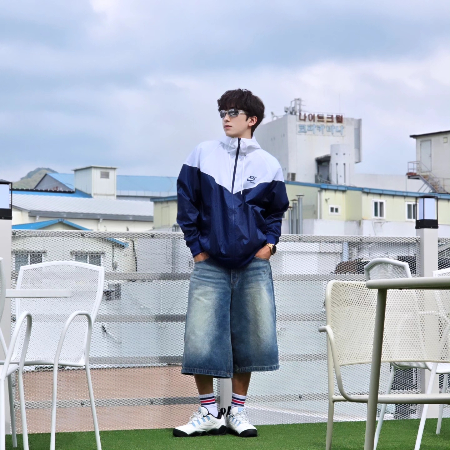 나이키 윈드러너 우븐 라인드 자켓 화이트 블루 보이드 - 아시아, 나이키 x 슈프림 SB 다윈 로우 화이트 착용 스타일 - 5