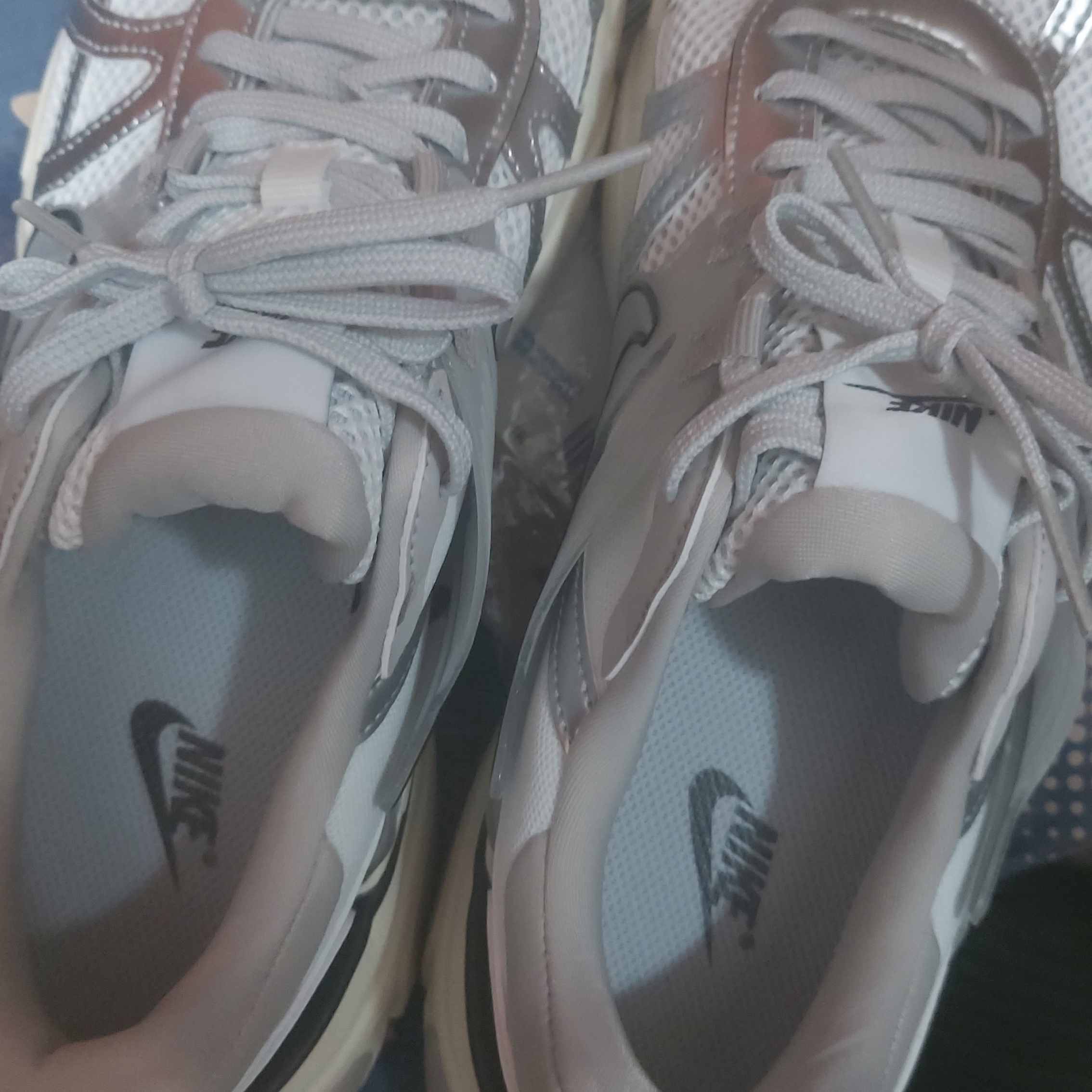 Nike V2K Run Pure Platinum Light Iron Ore 착용 스타일