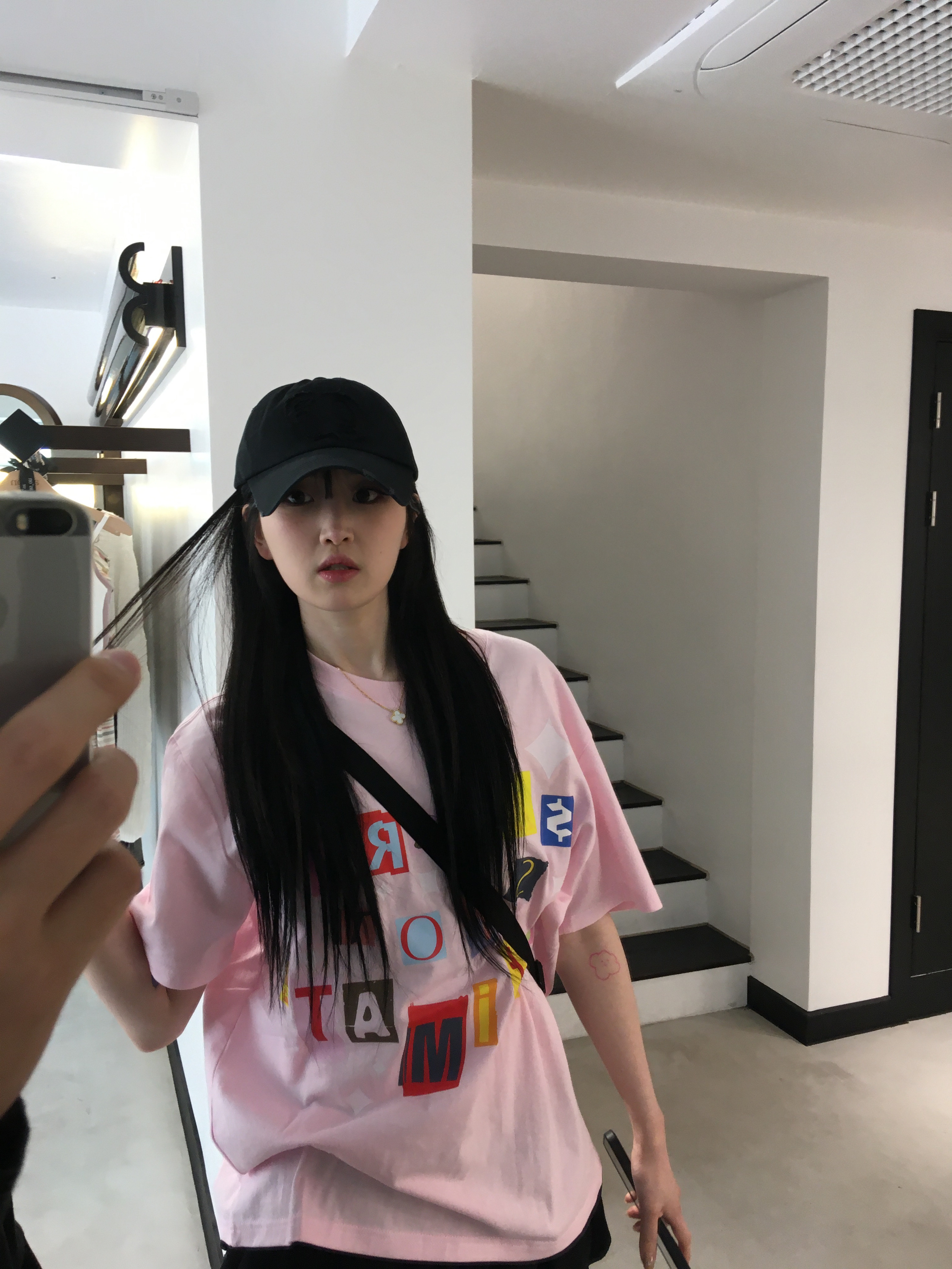 Safarispot Stickerpack Tee Pink 착용 스타일 - 2