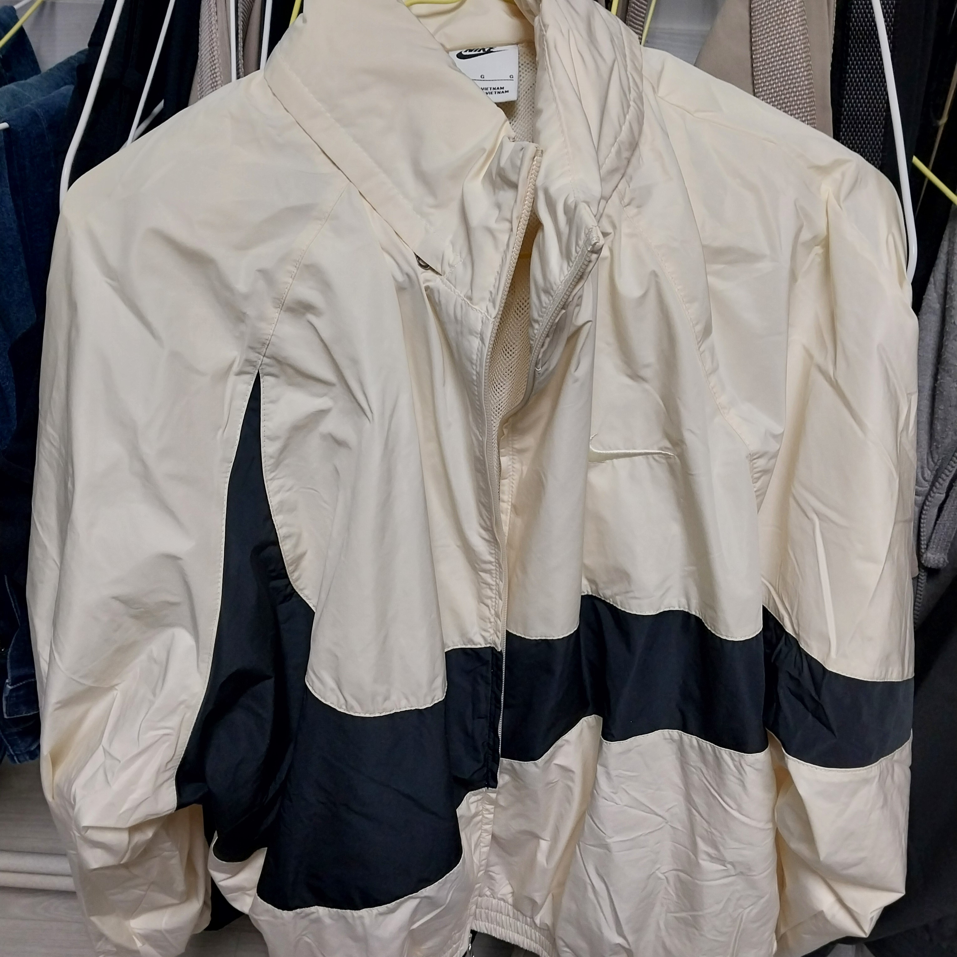 Nike Swoosh Woven Jacket Coconut Milk Black - Asia 착용 스타일 - 2