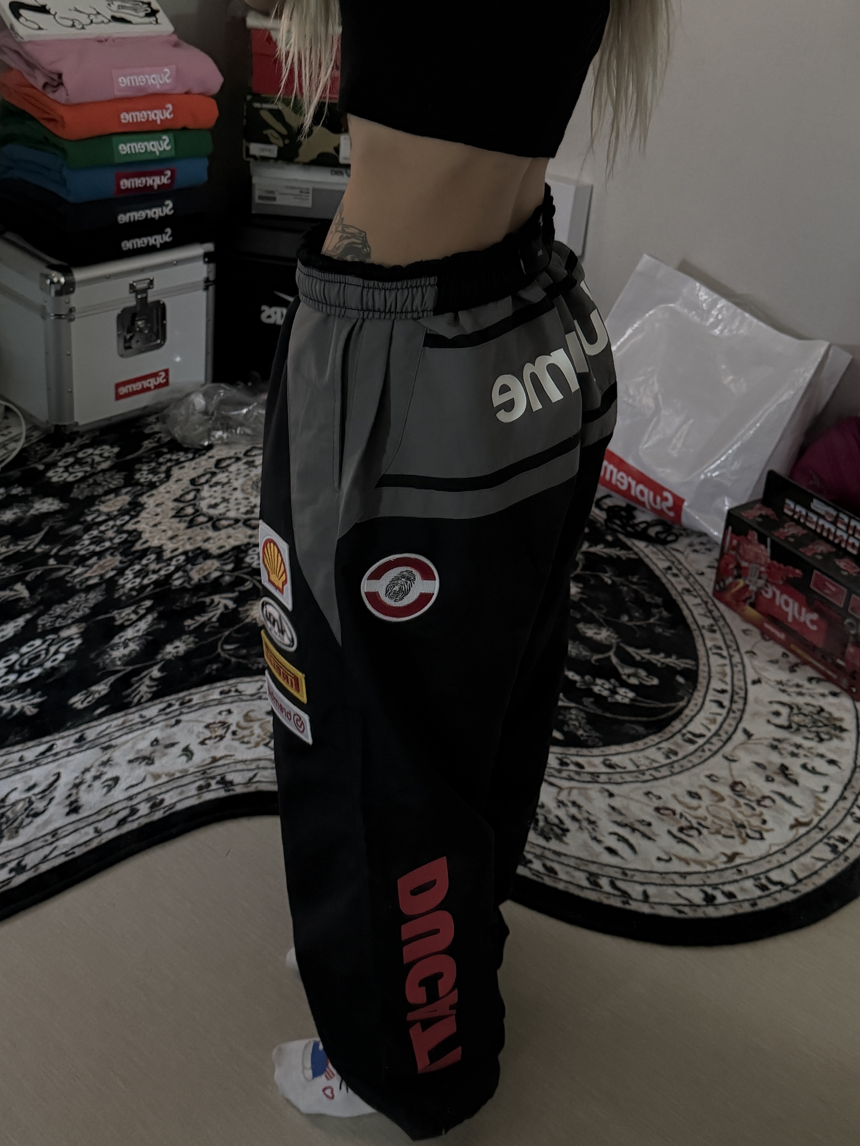 Supreme x Ducati Track Pants Black - 24SS, Supreme Washed Chino Twill Camp Cap Silver - 25SS 착용 스타일 - 2