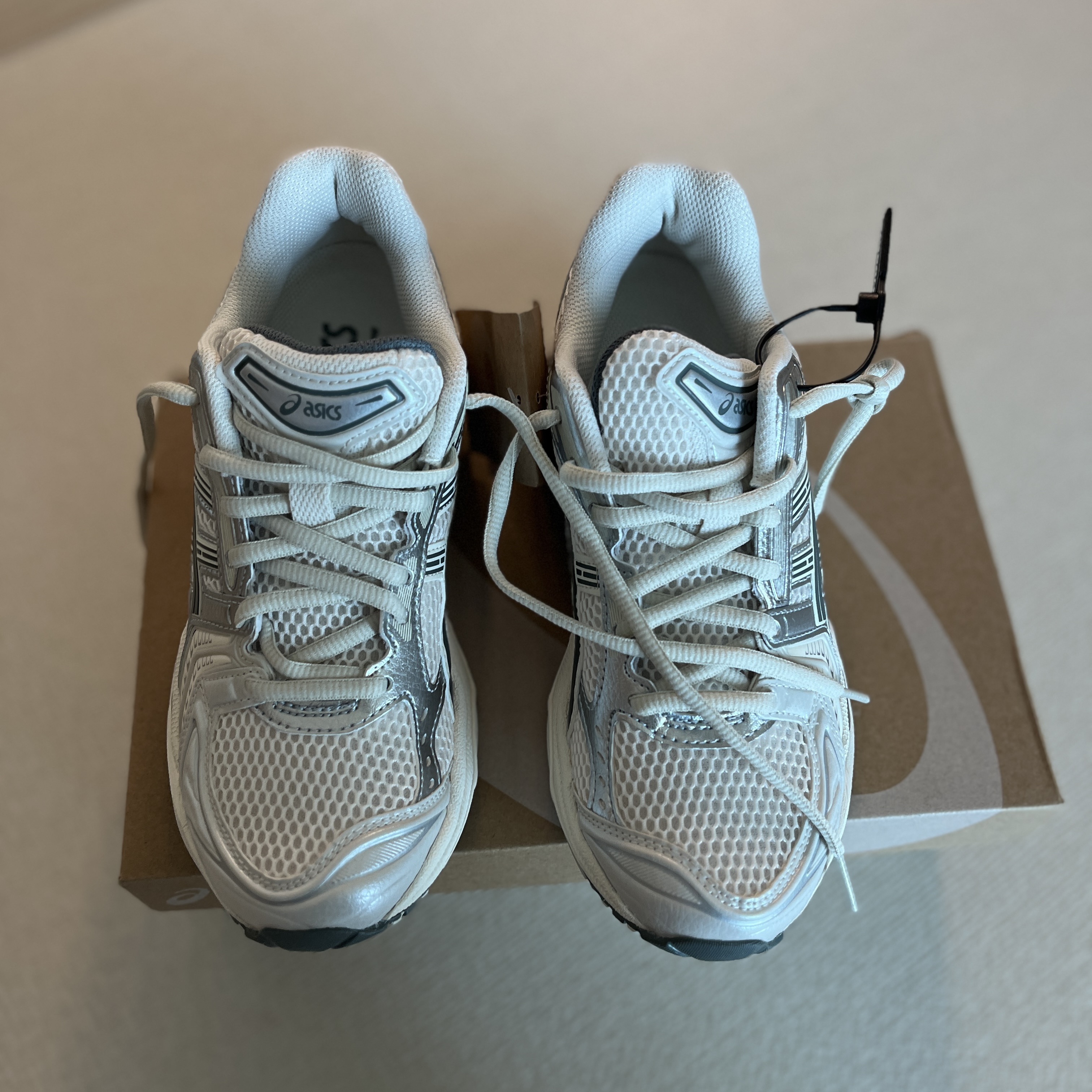 Asics Gel-Kayano 14 Birch Dark Pewter 착용 스타일 - 1