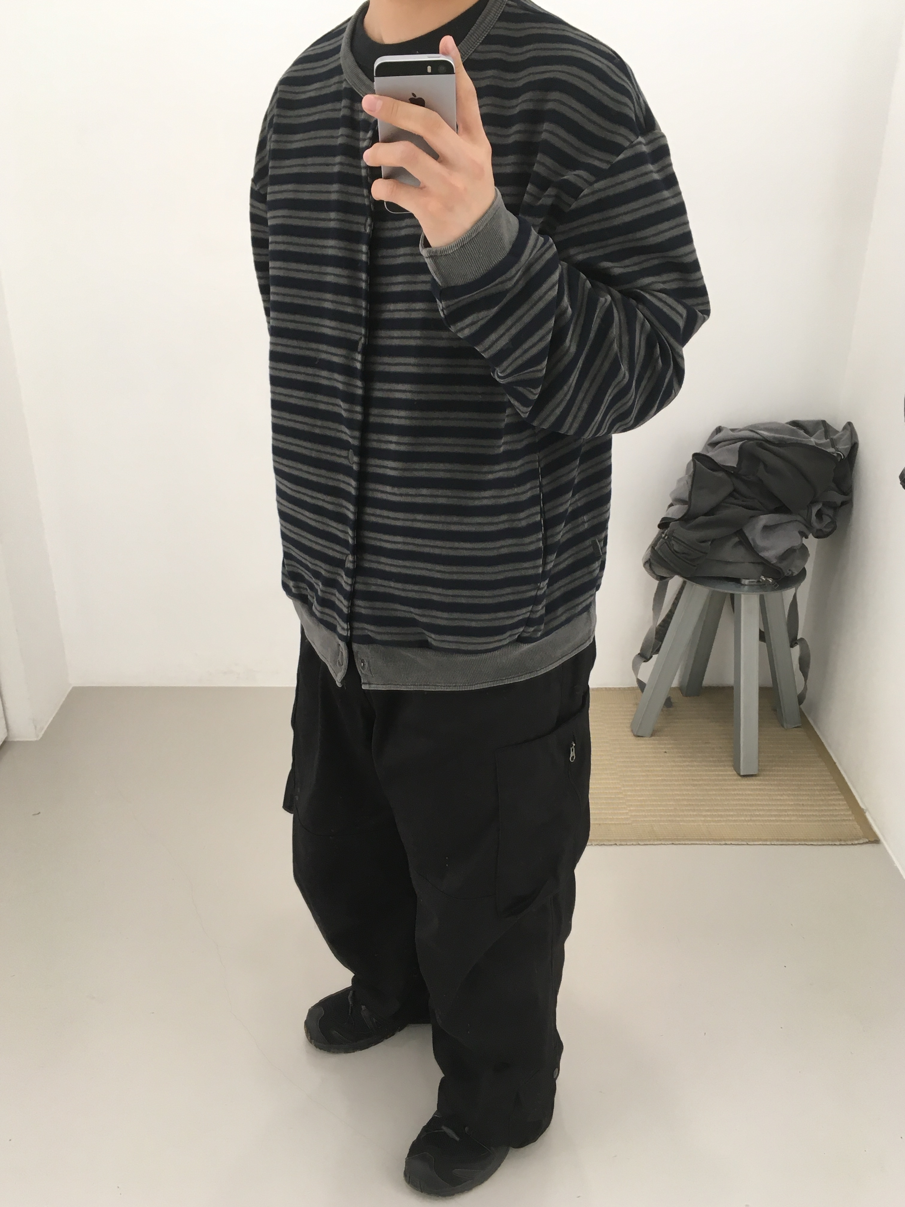 Hatchingroom Stripe Cardigan Blue, Hatchingroom Zip Cargo Work Pants Black 착용 스타일 - 3