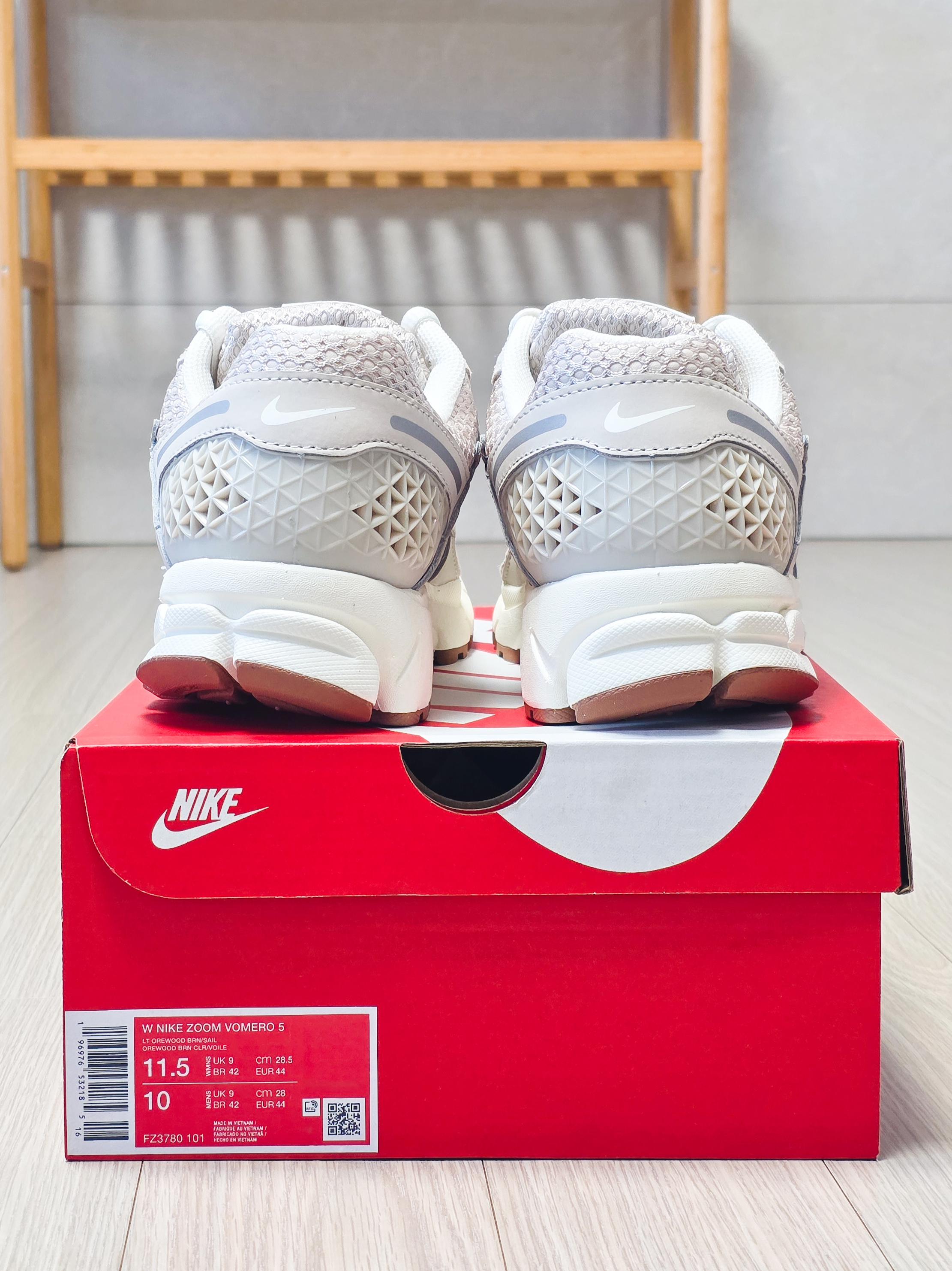 (W) Nike Zoom Vomero 5 Light Orewood Brown 착용 스타일 - 5