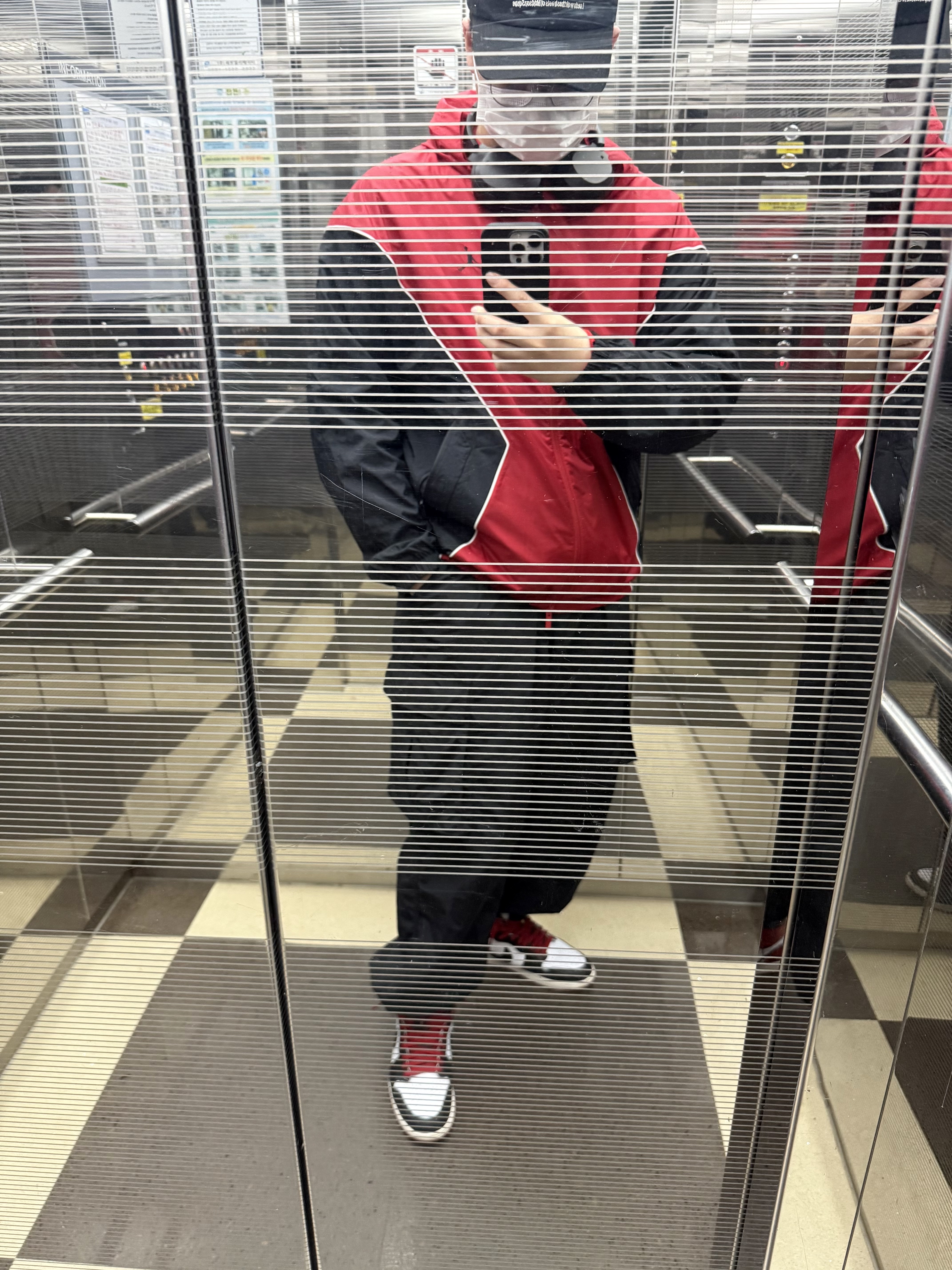 Jordan 1 Retro High OG Black Toe, Jordan Brooklyn Hoodie Draft Jacket Varsity Red Black - Asia 착용 스타일