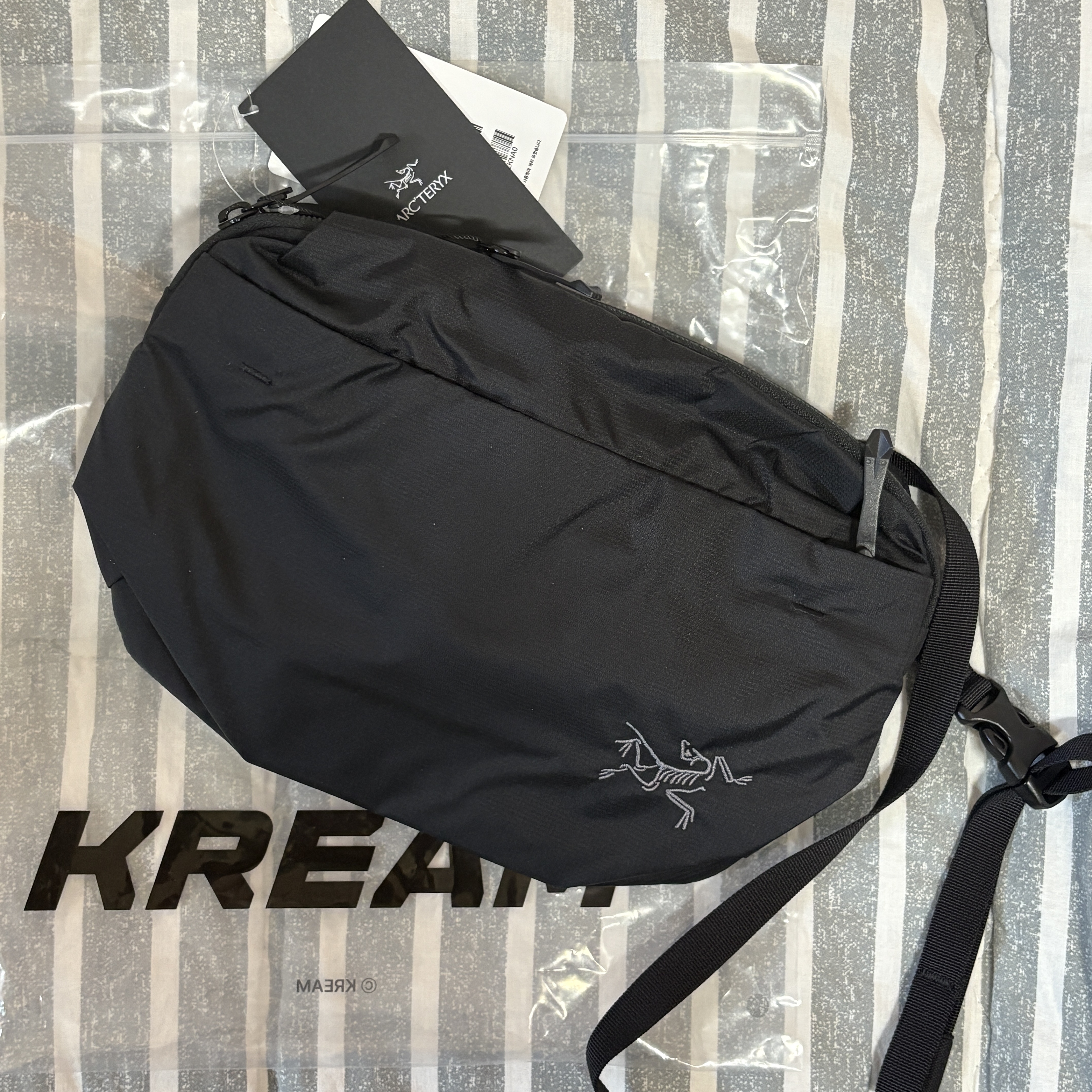 Arc'teryx Heliad 6 Crossbody Bag Black, [SS25] moif City Dweller Parka Ice Blue 착용 스타일 - 1