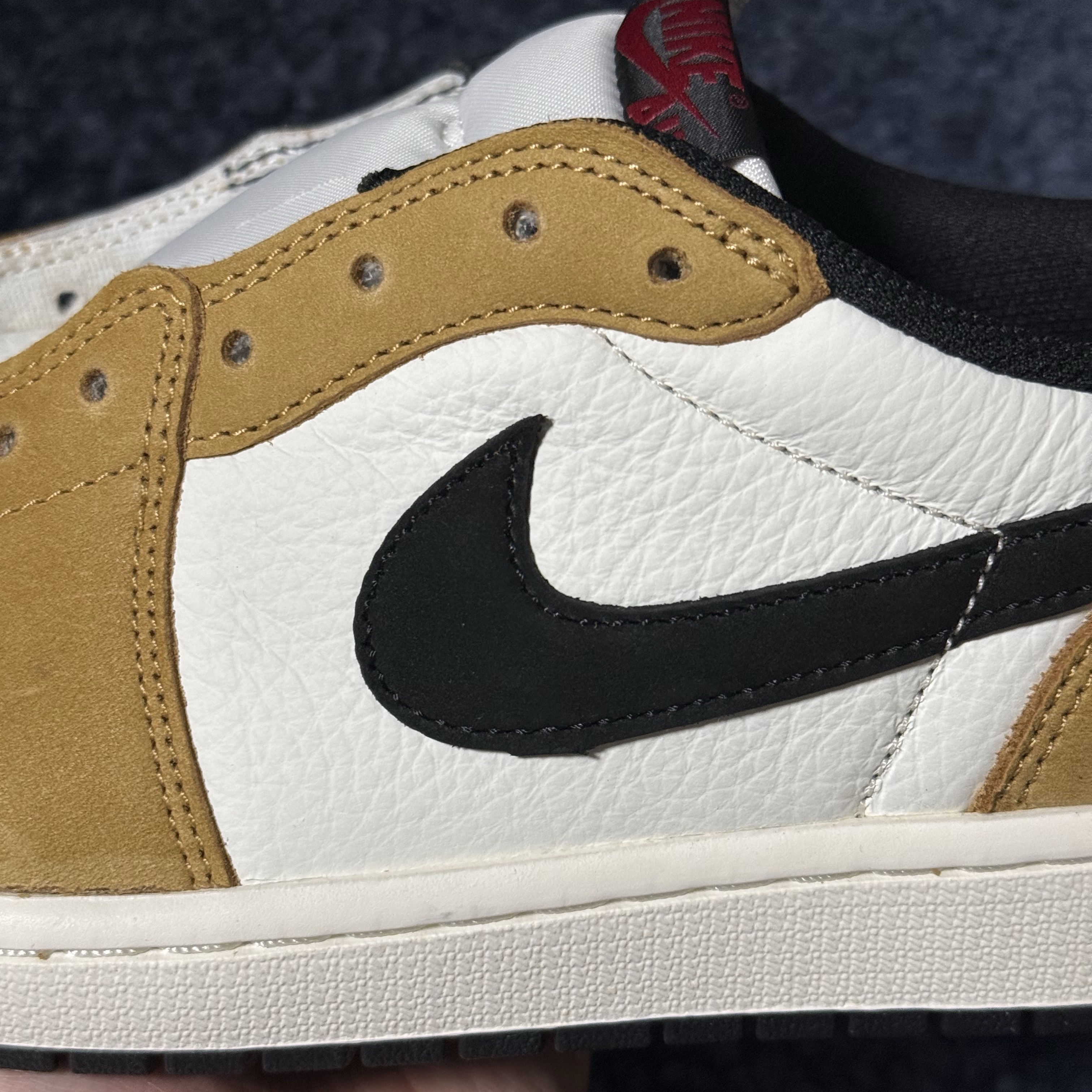 Jordan 1 Low OG Sail and Golden Harvest, [SS25] moif Hiker Half Shirt Mayo 착용 스타일 - 1