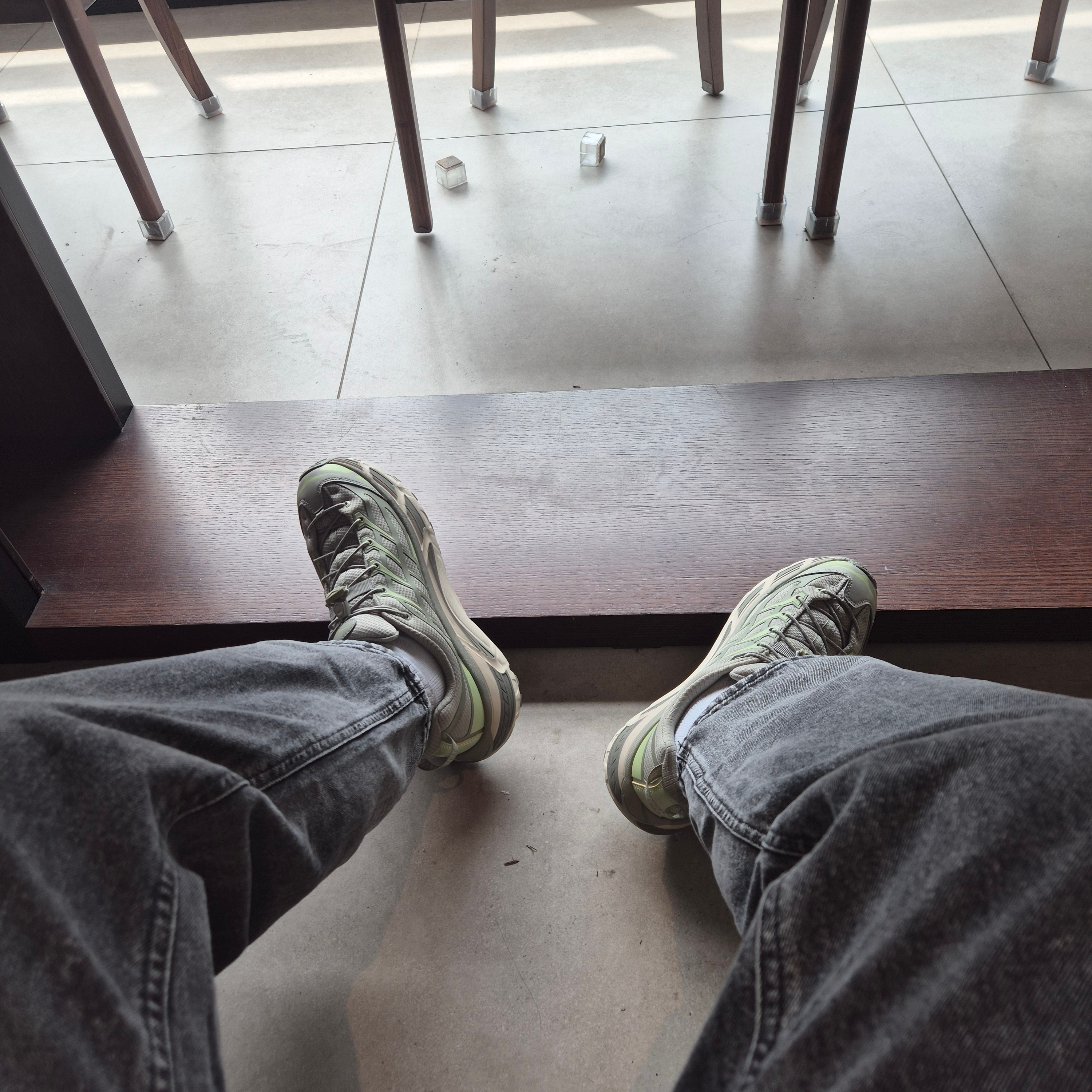 Hoka Mafate Three 2 Barely Seed Green, Supreme Pigment Canvas S Logo 6-Panel Black - 23SS 착용 스타일 - 2
