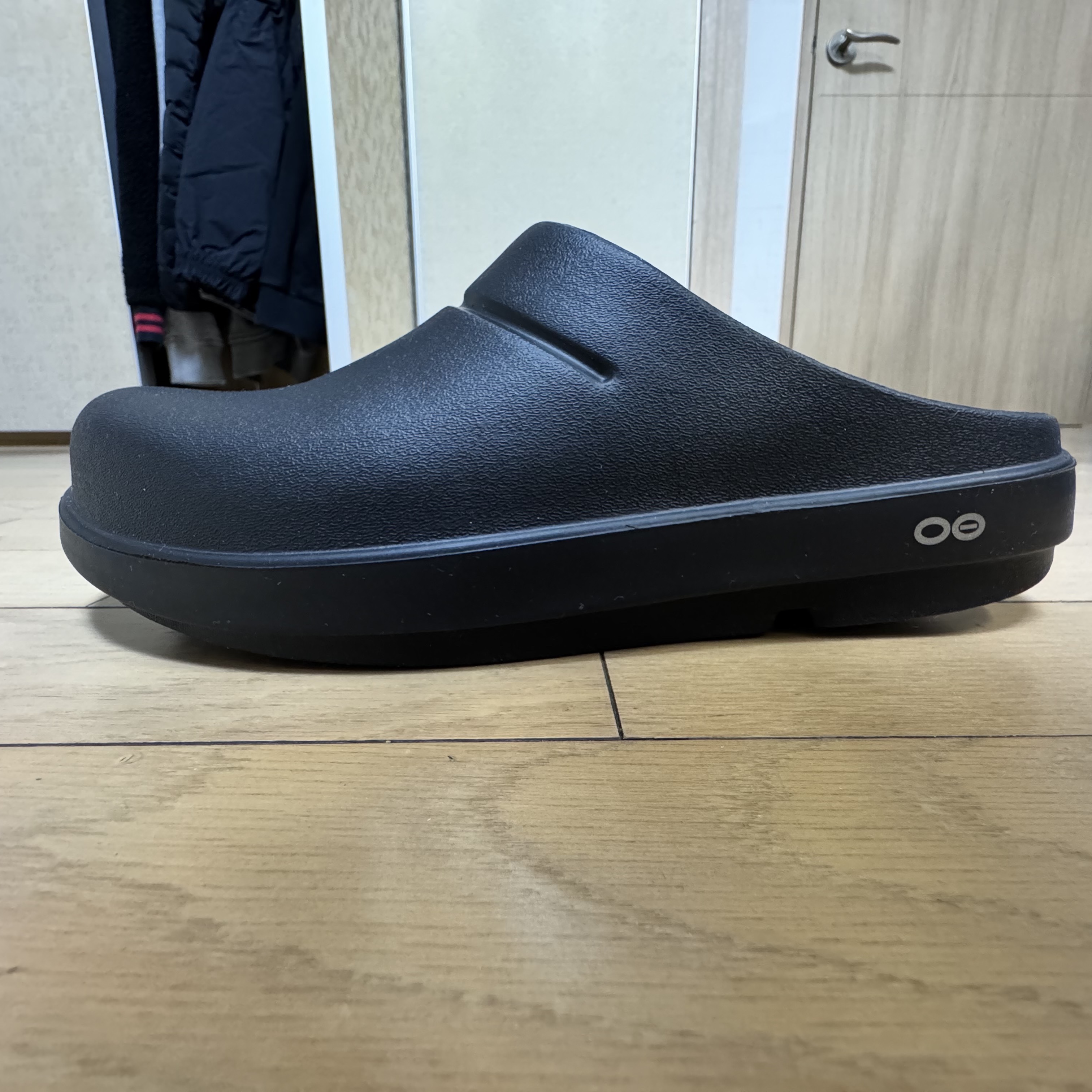 Oofos OOCloog Black 착용 스타일 - 2