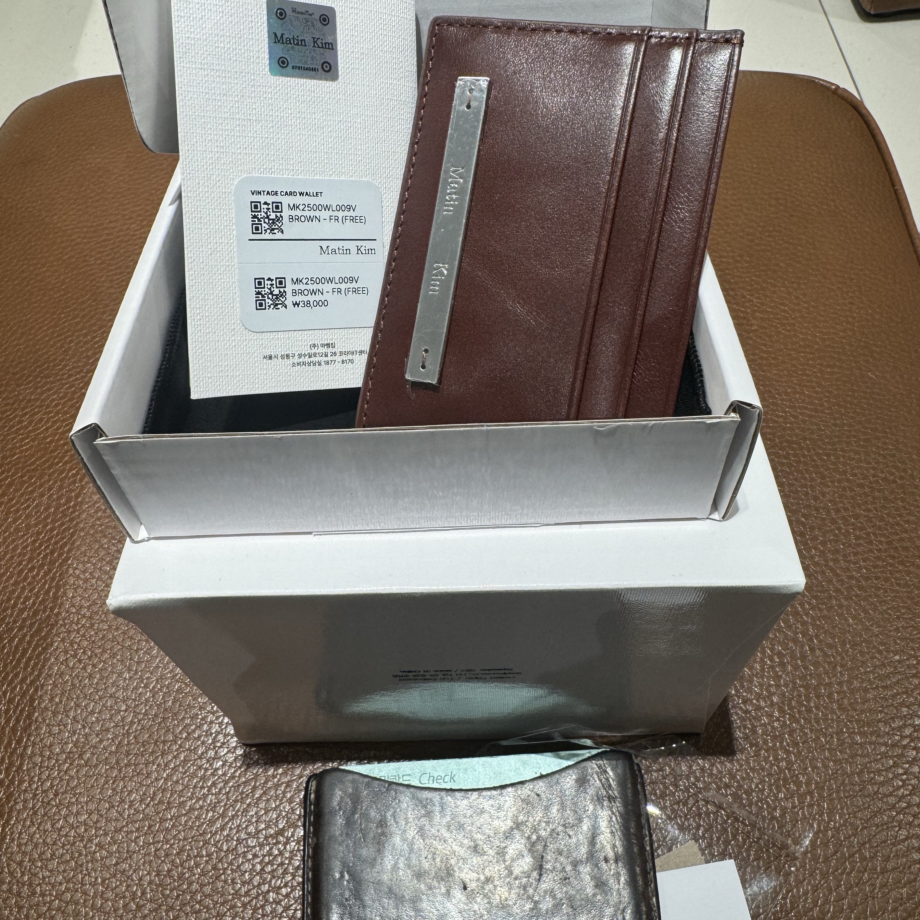 Matin Kim Vintage Card Wallet Brown 착용 스타일 - 2