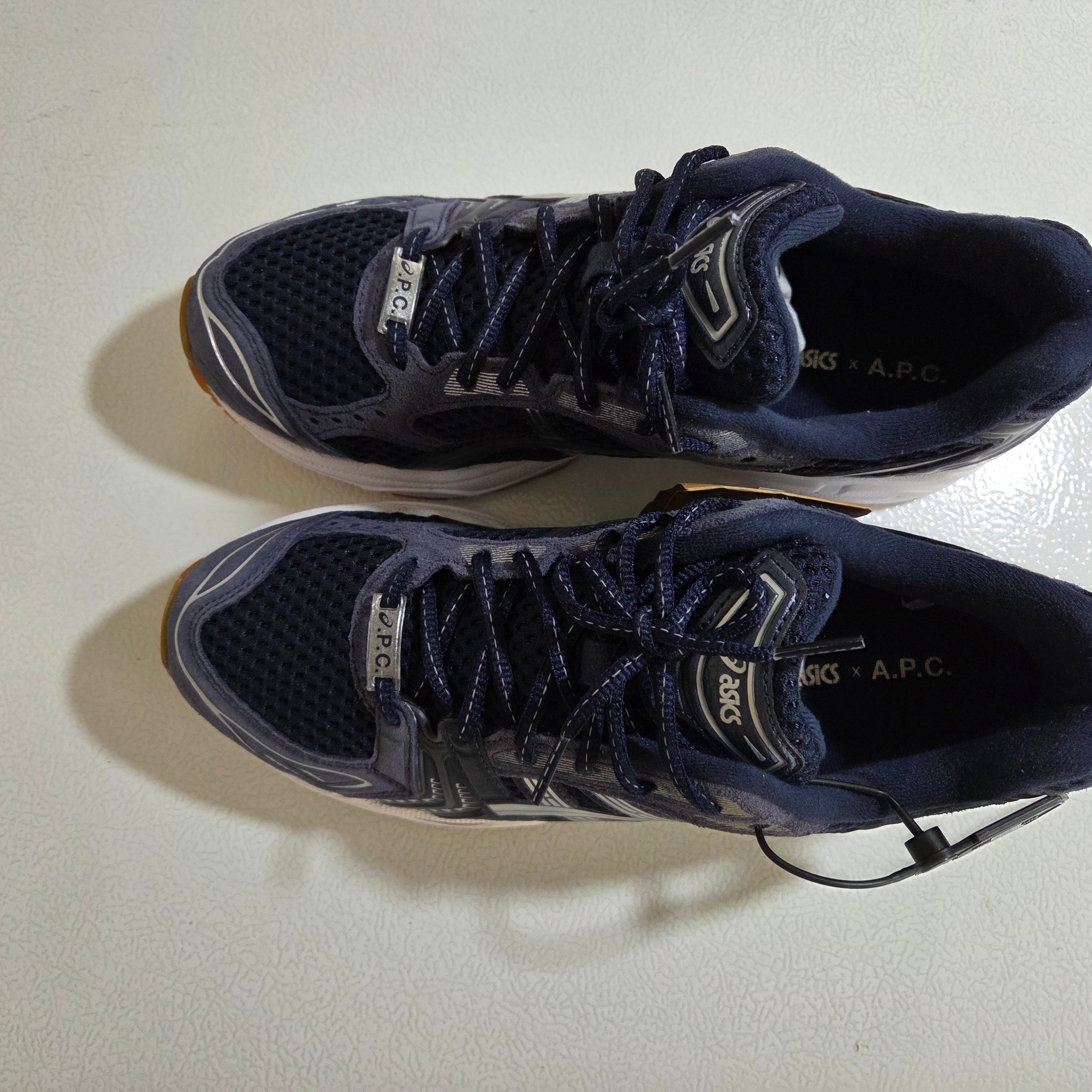 Asics x A.P.C. Gel-Kayano 14 Midnight Indigo Fog 착용 스타일 - 6