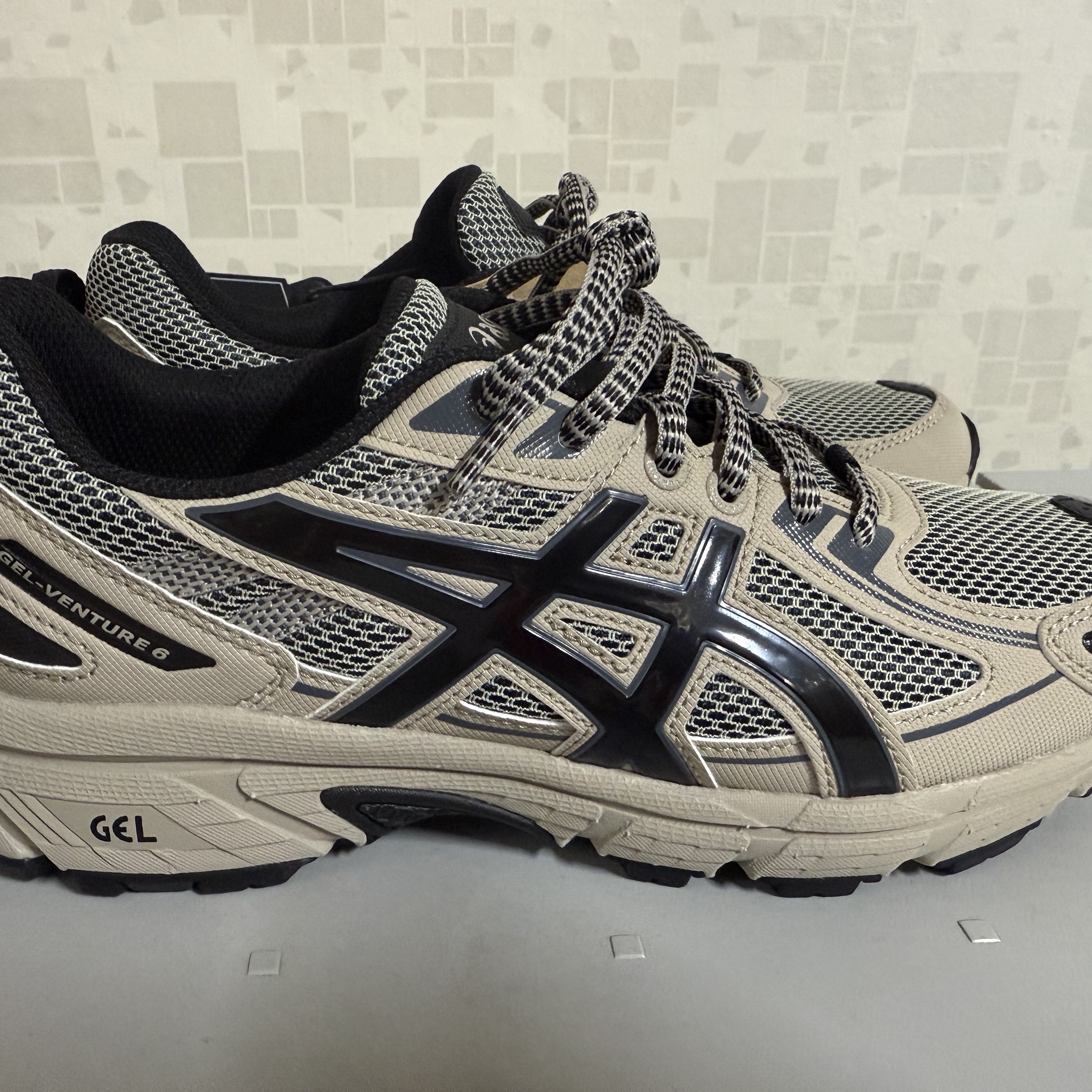 Asics Gel-Venture 6 Feather Grey Black 착용 스타일 - 5