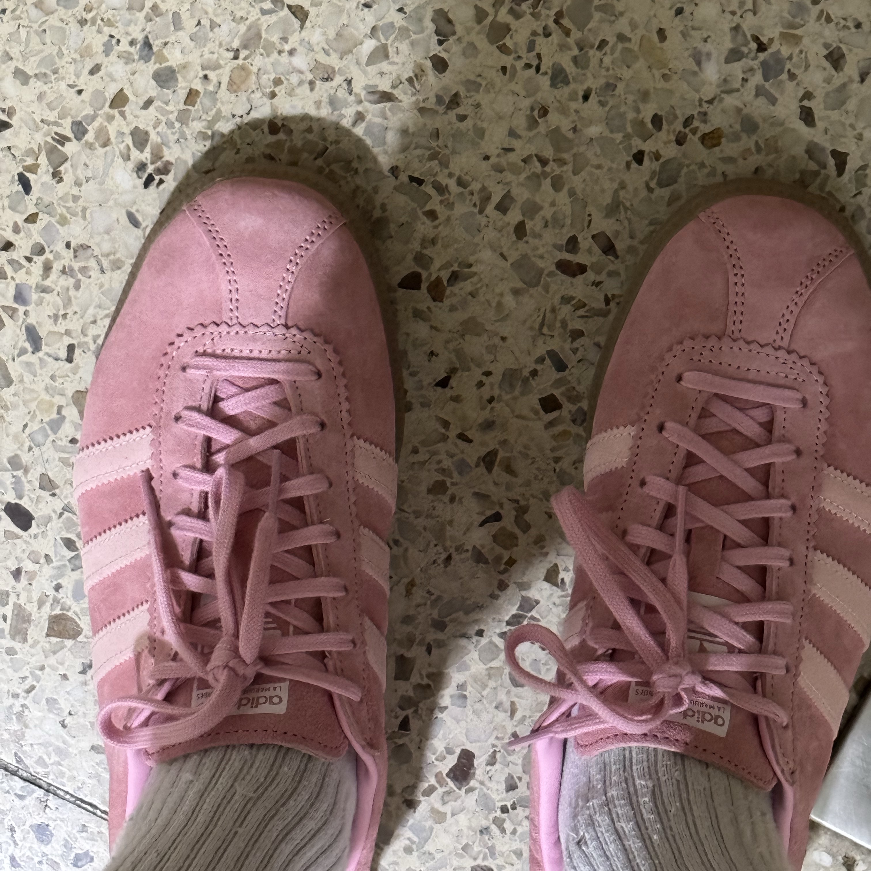 Adidas Bermuda Glow Pink 착용 스타일