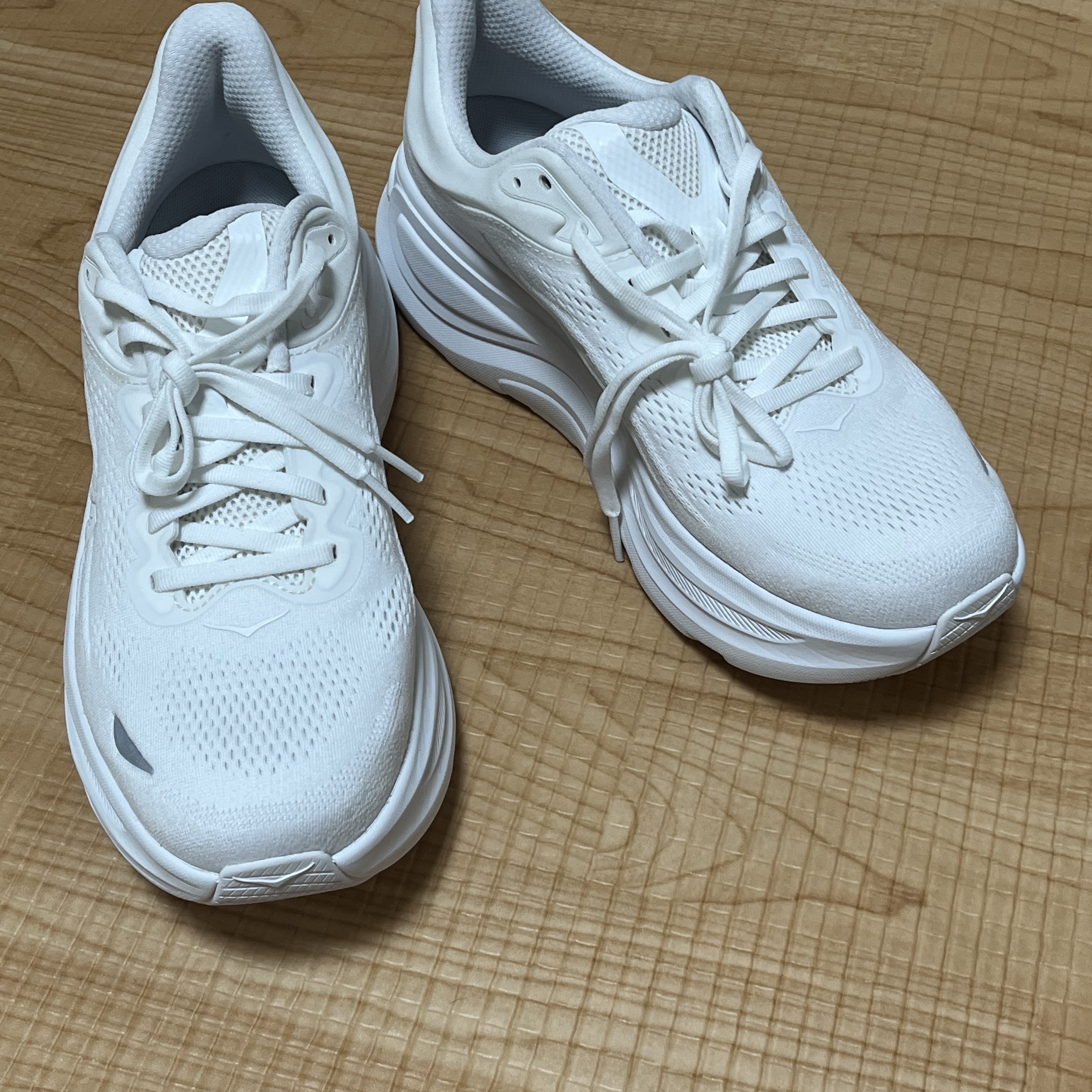 Hoka Bondi 9 White 착용 스타일