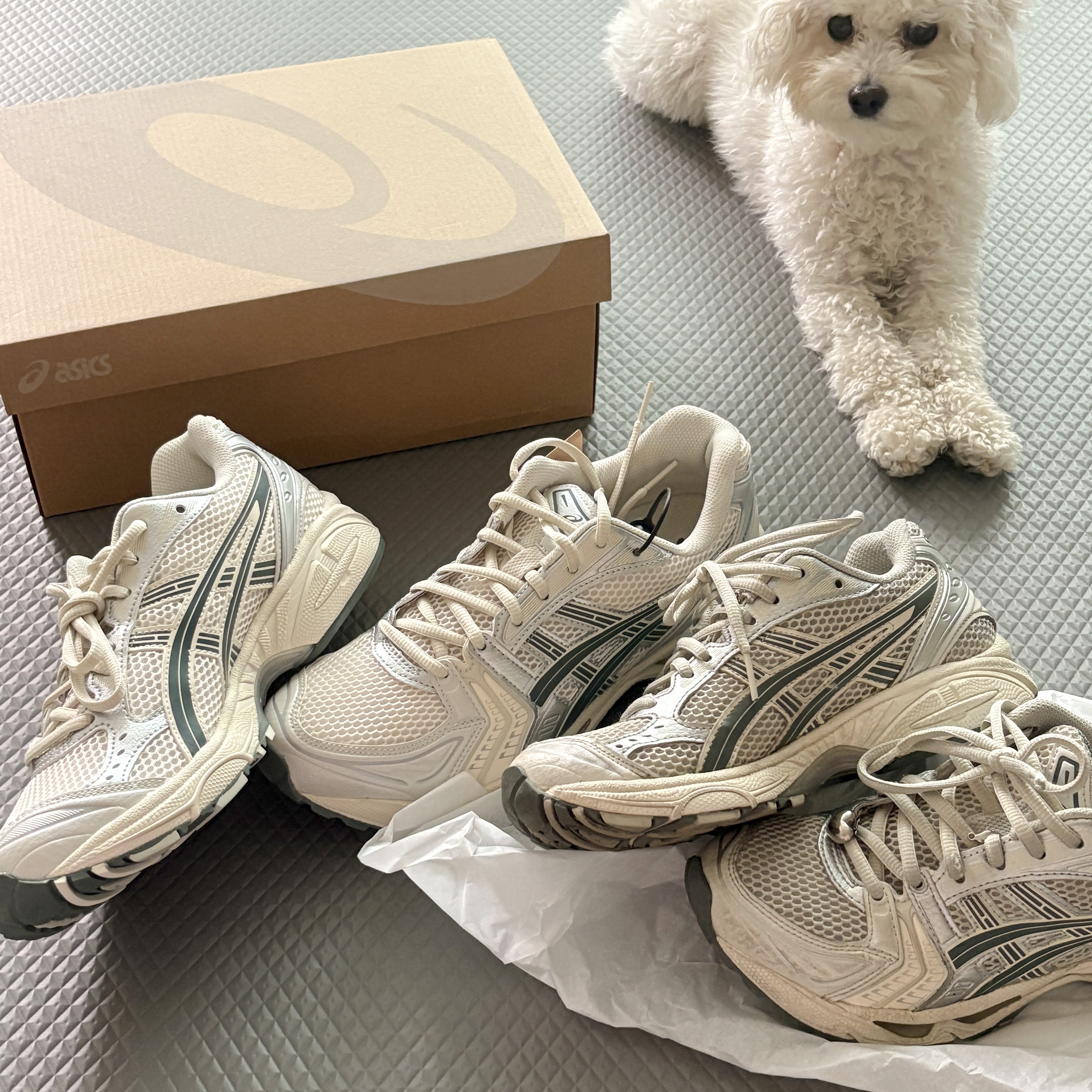 Asics Gel-Kayano 14 Birch Dark Pewter 착용 스타일 - 2
