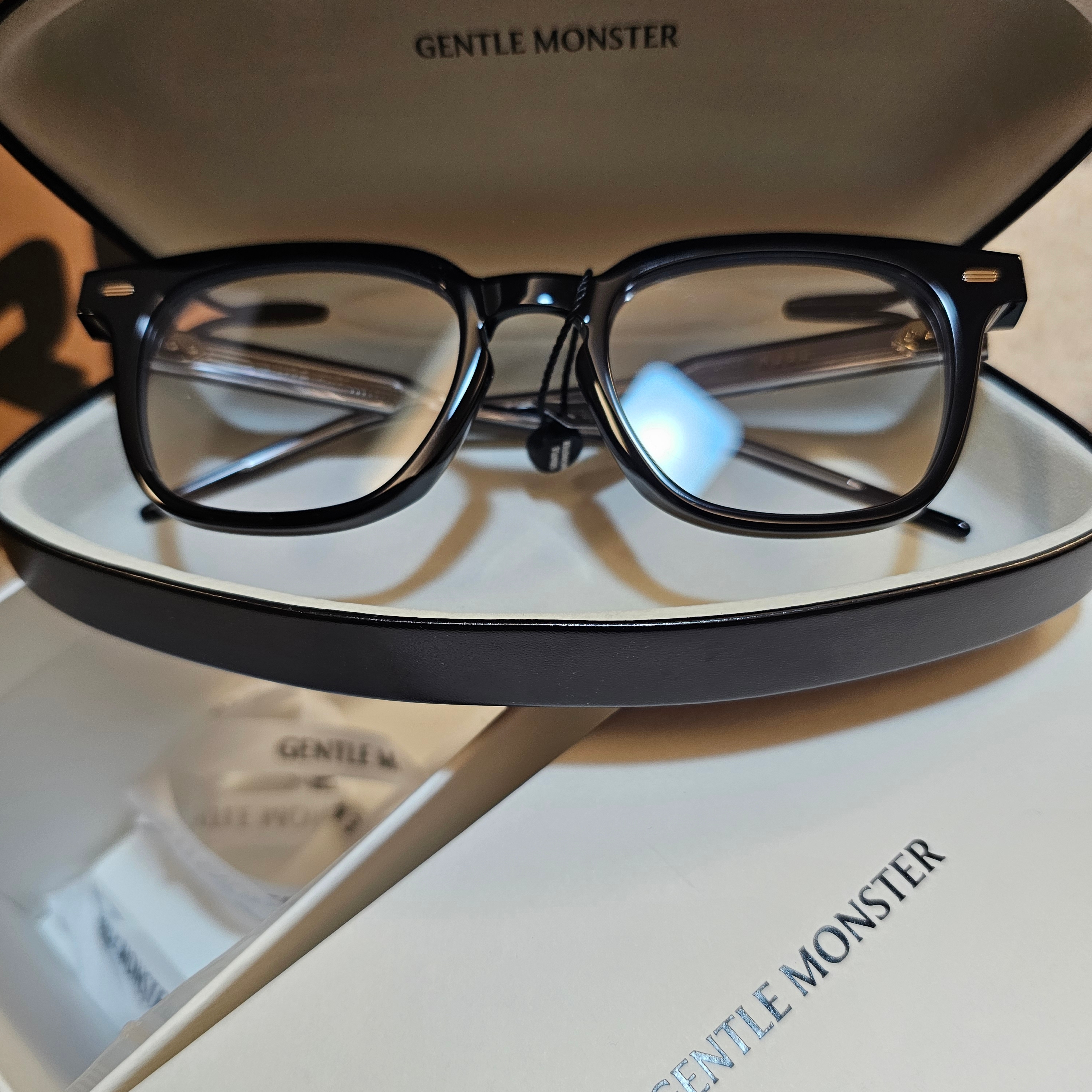 Gentle Monster Kubo 01 Black 착용 스타일
