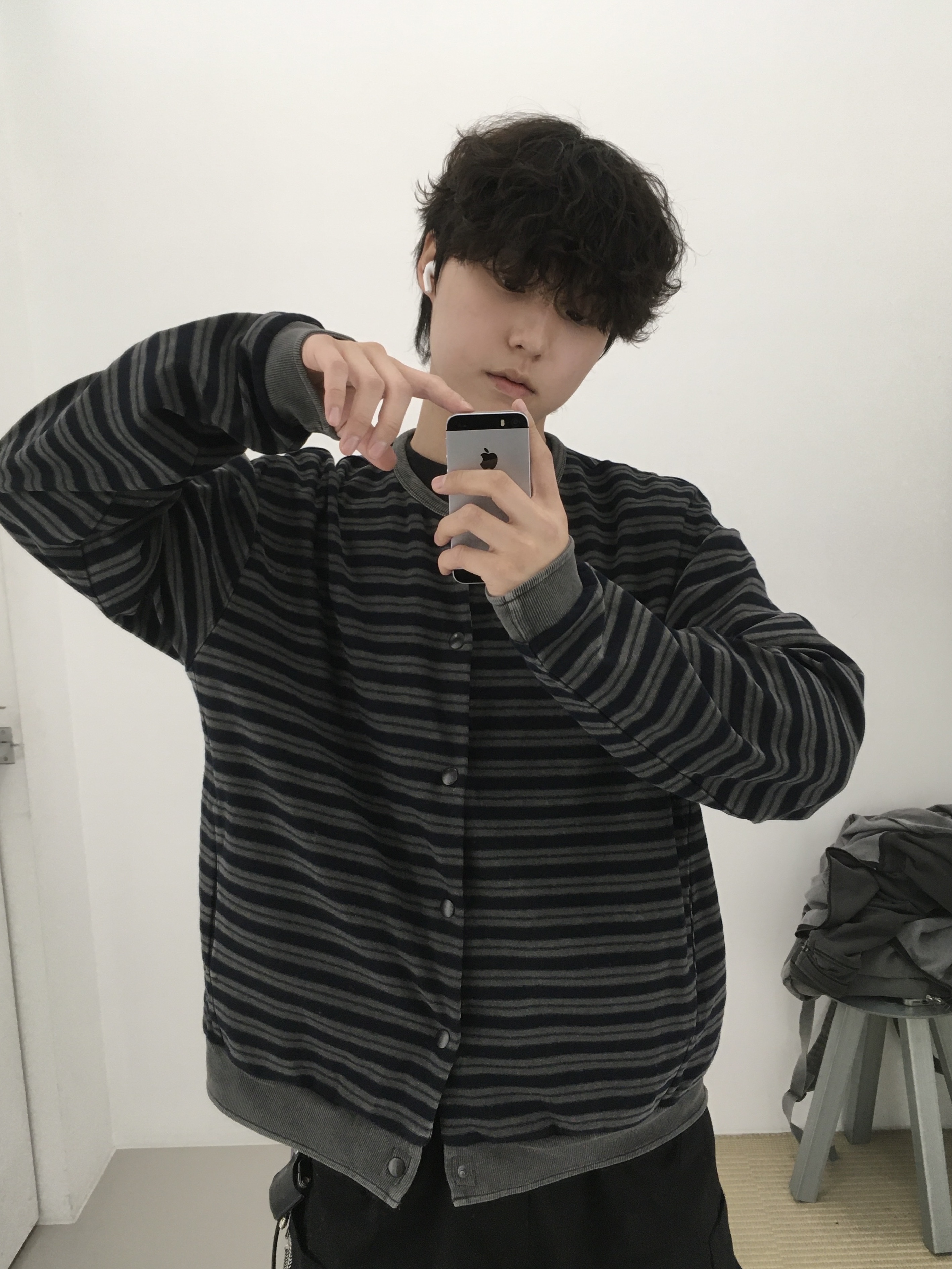 Hatchingroom Stripe Cardigan Blue, Hatchingroom Zip Cargo Work Pants Black 착용 스타일 - 2