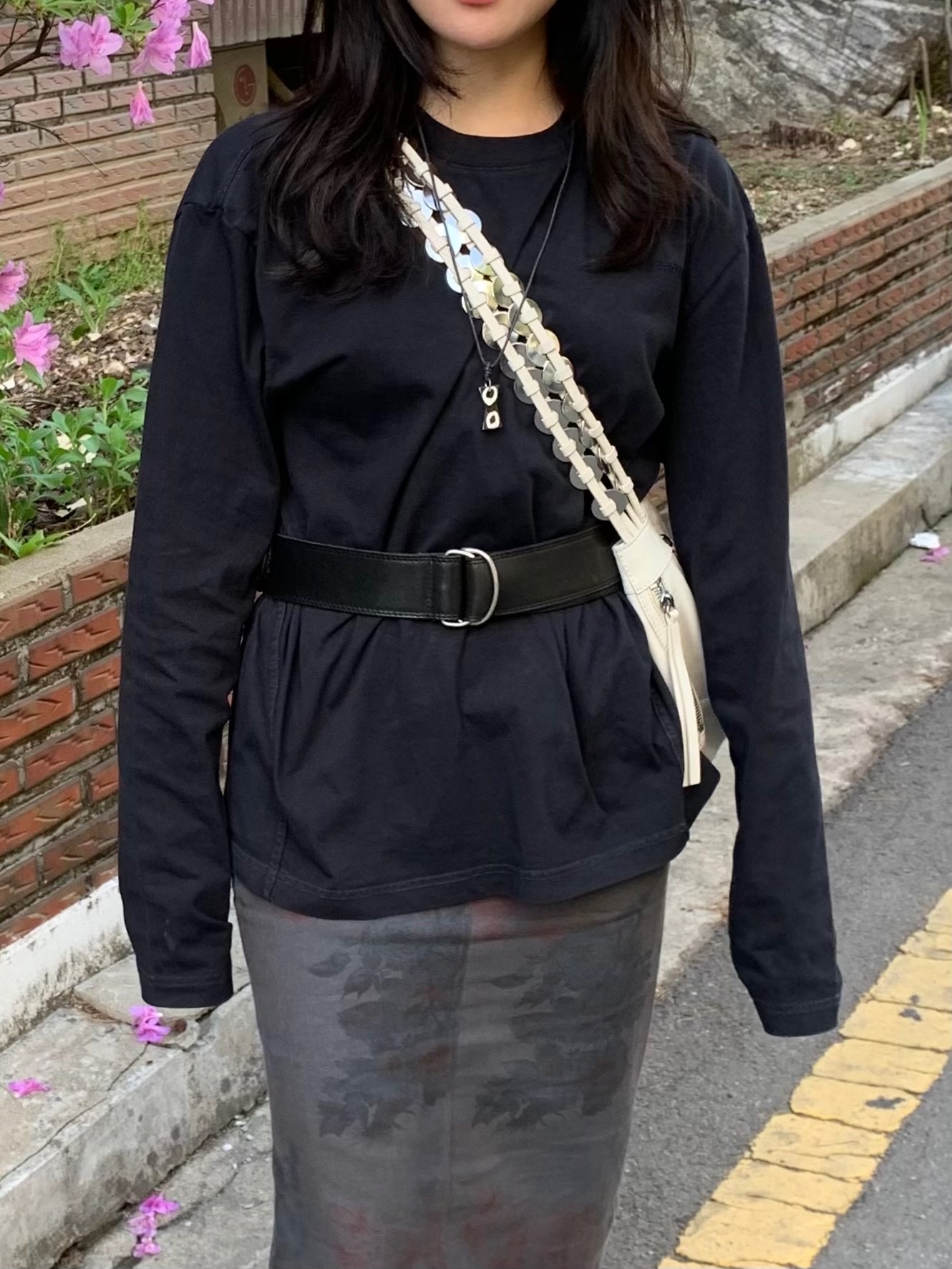 AA Curved Garment Dyeing Long Sleeve Black 착용 스타일 - 3