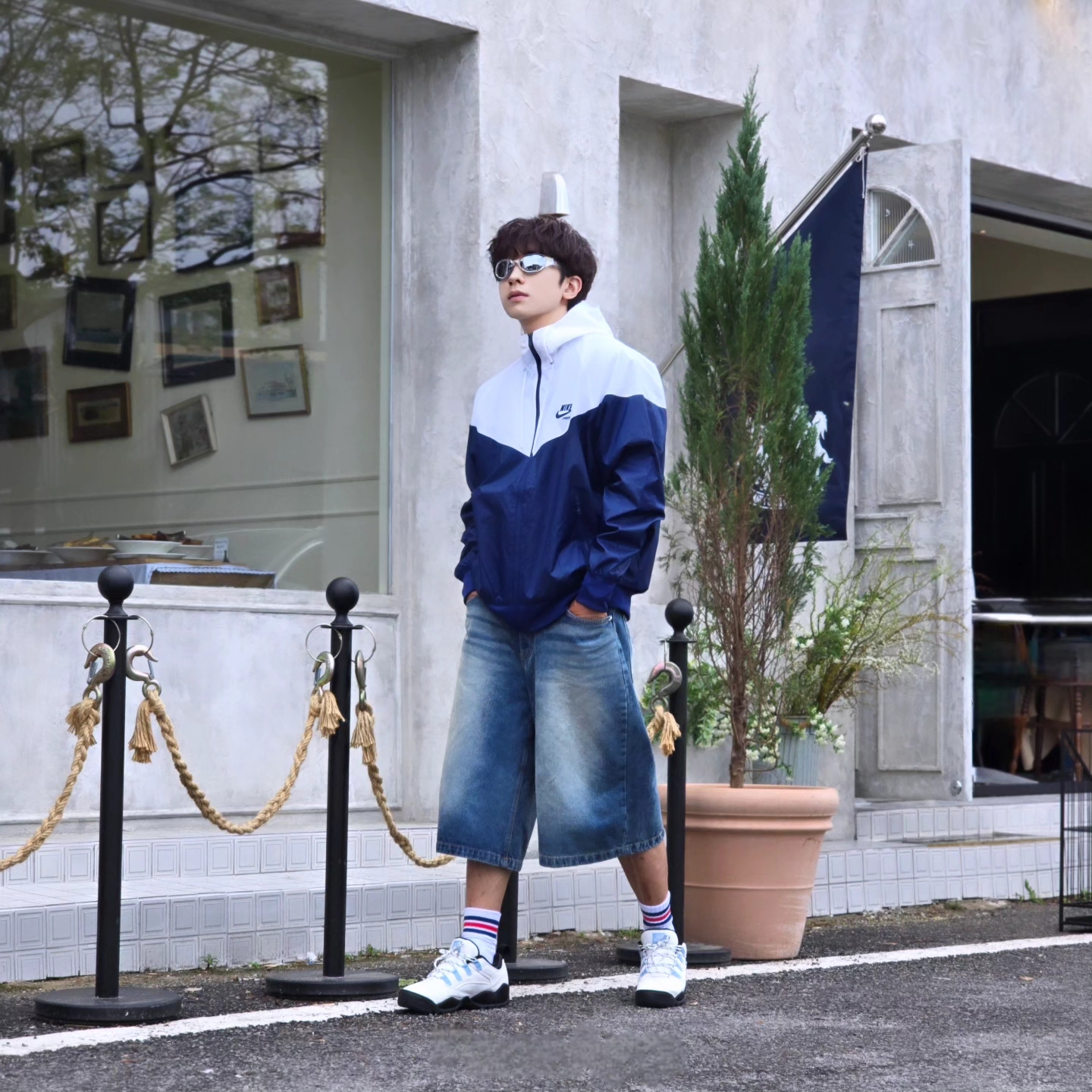 나이키 윈드러너 우븐 라인드 자켓 화이트 블루 보이드 - 아시아, 나이키 x 슈프림 SB 다윈 로우 화이트 착용 스타일 - 2