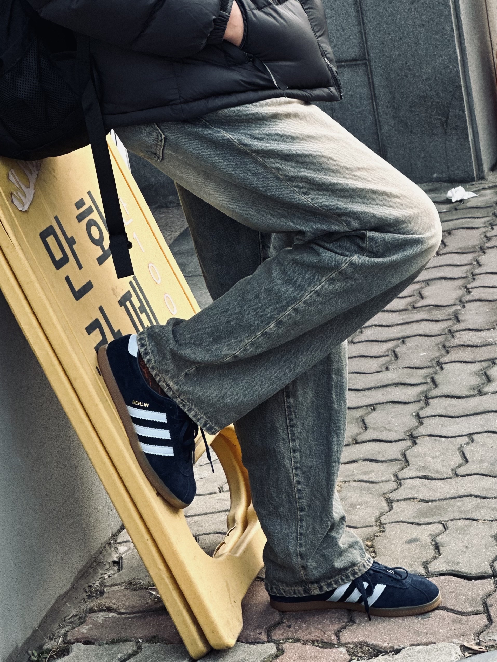 Adidas Berlin Collegiate Navy Pantone 착용 스타일