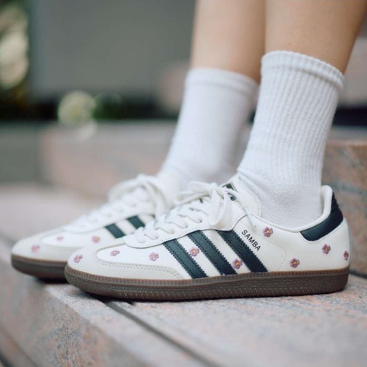 (W) Adidas Samba OG Cloud White Core Black, Adidas Samba OG Cloud White 착용 스타일 - 2