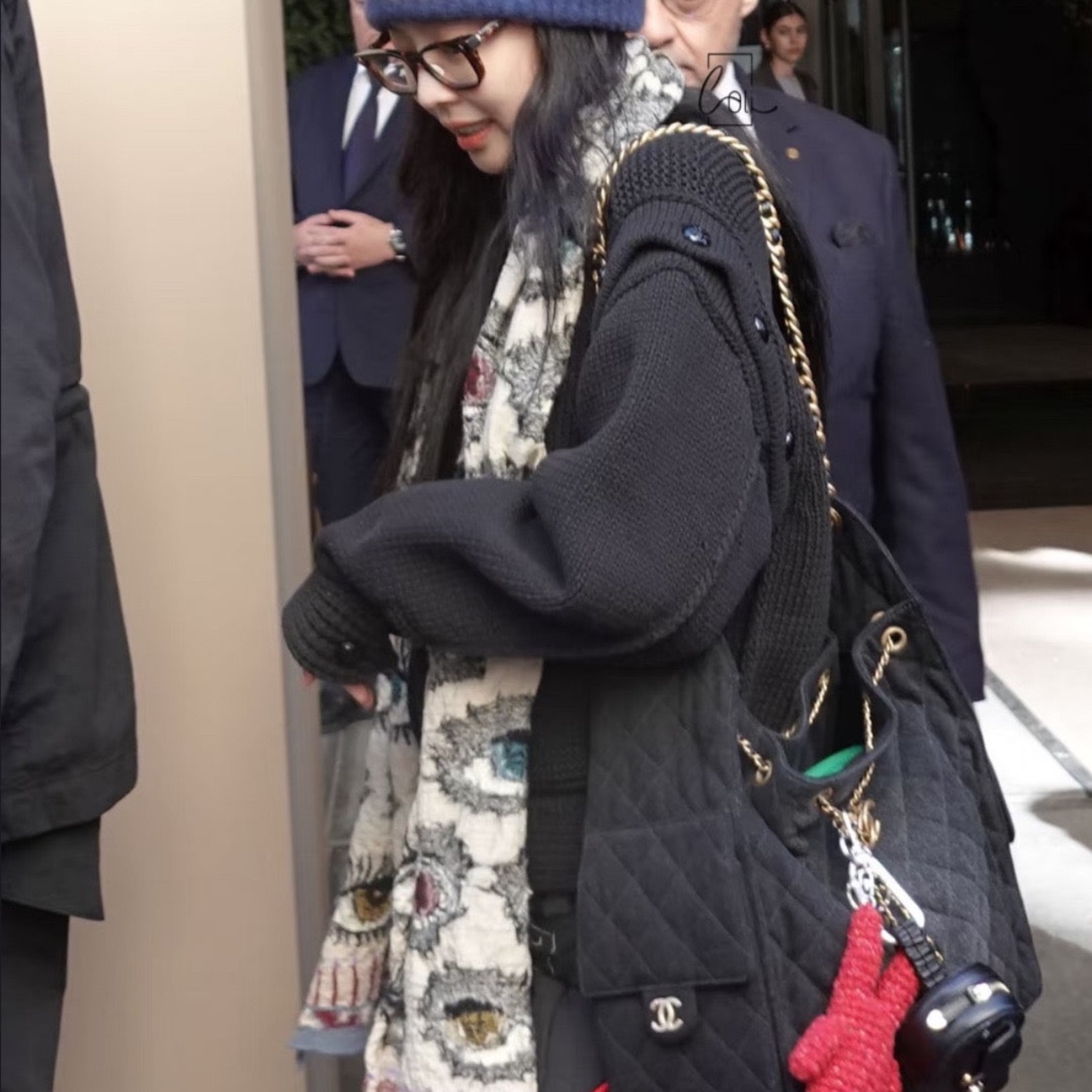 Chanel 25 Medium Handbag Washed Denim & Gold Black 착용 스타일