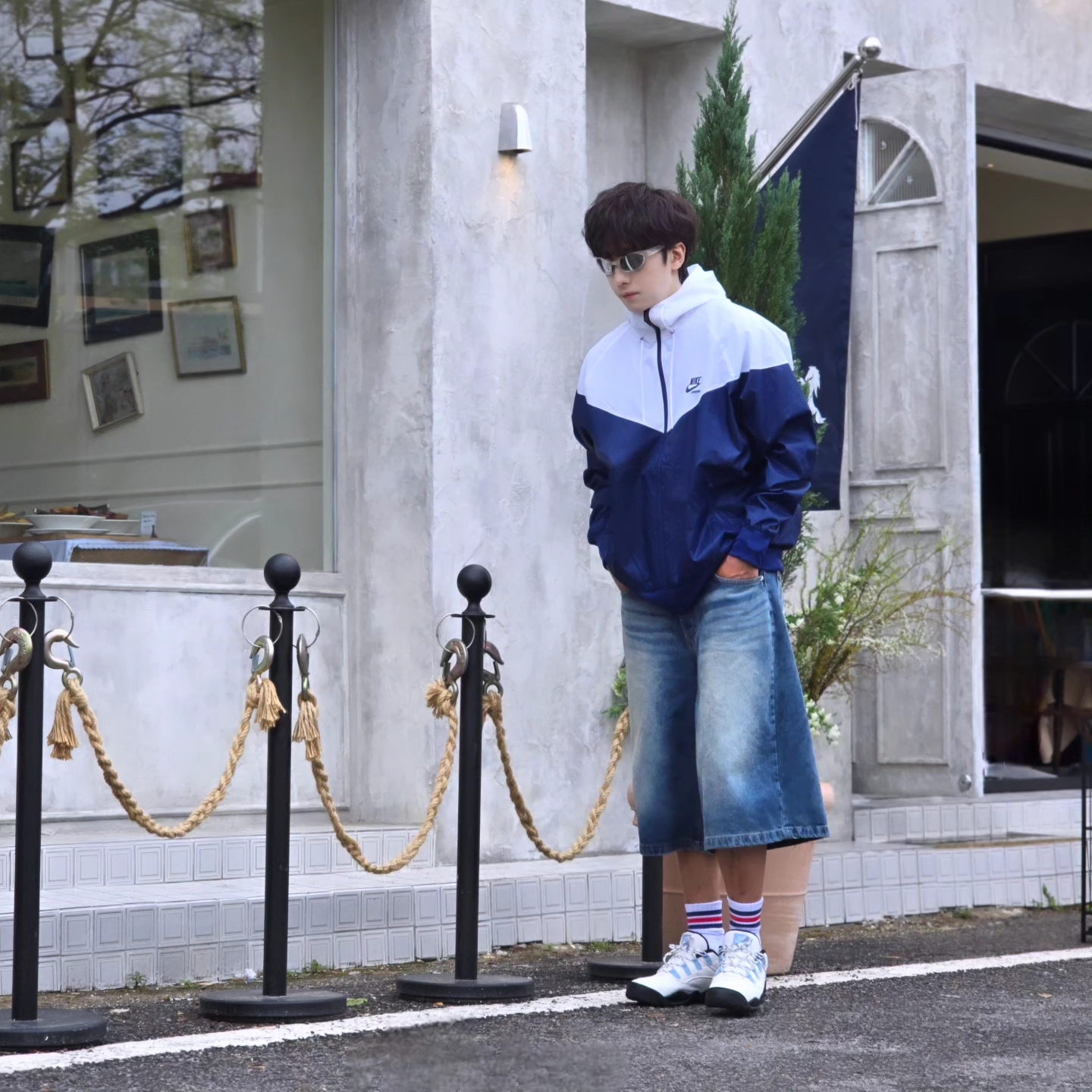 나이키 윈드러너 우븐 라인드 자켓 화이트 블루 보이드 - 아시아, 나이키 x 슈프림 SB 다윈 로우 화이트 착용 스타일 - 9