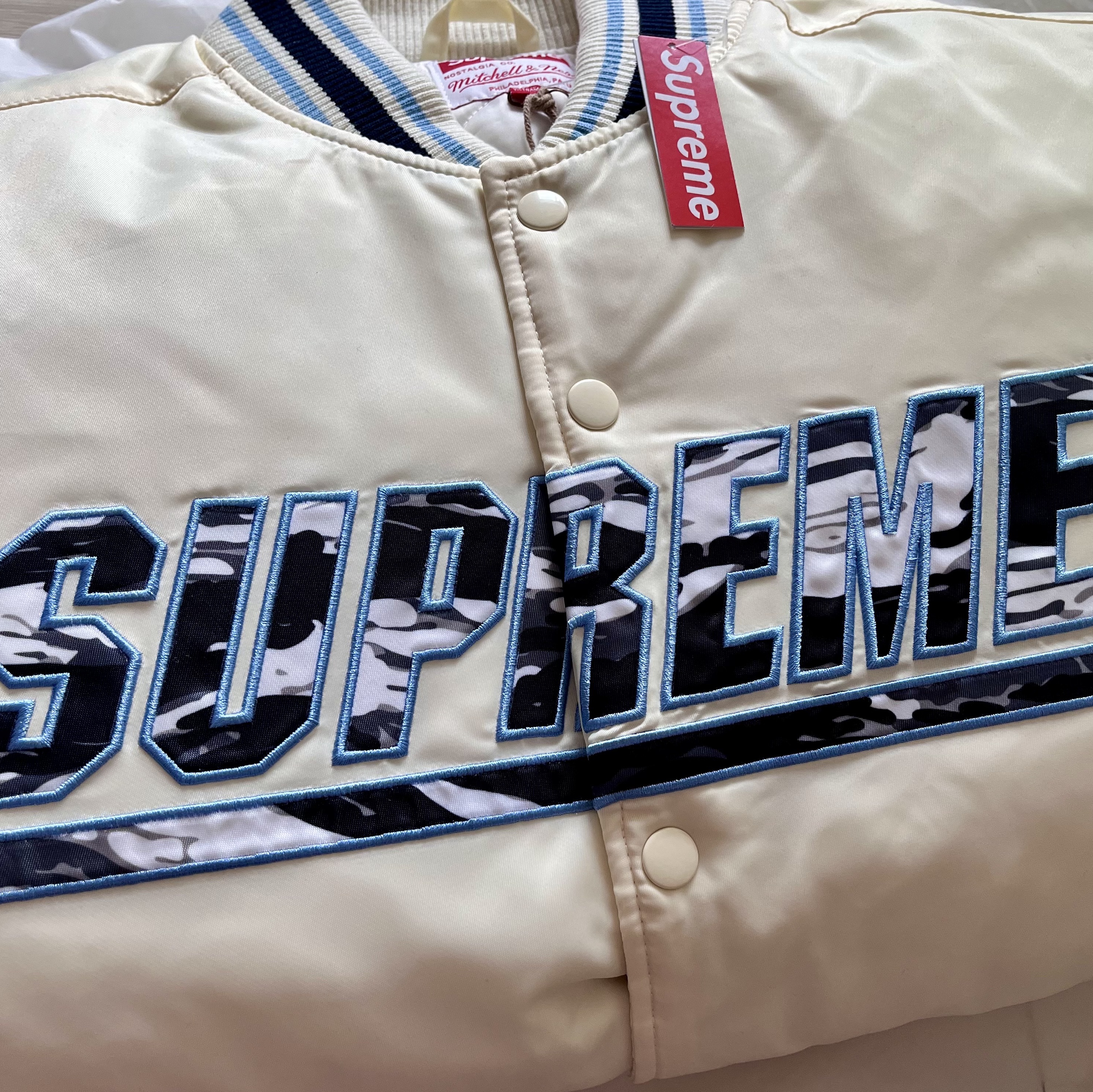 Supreme Mitchell & Ness Camo Logo Varsity Jacket White - 25SS 착용 스타일 - 2