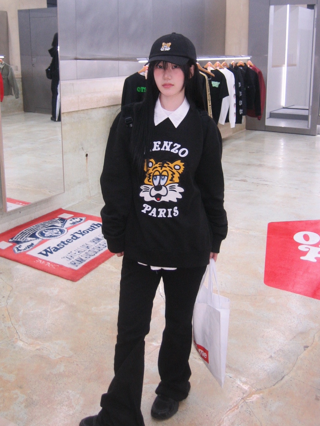 Kenzo x Verdy Market Genderless Embroidered Sweatshirts Black, Kenzo x Verdy Market Embroidered Cap in Cotton Black 착용 스타일 - 2