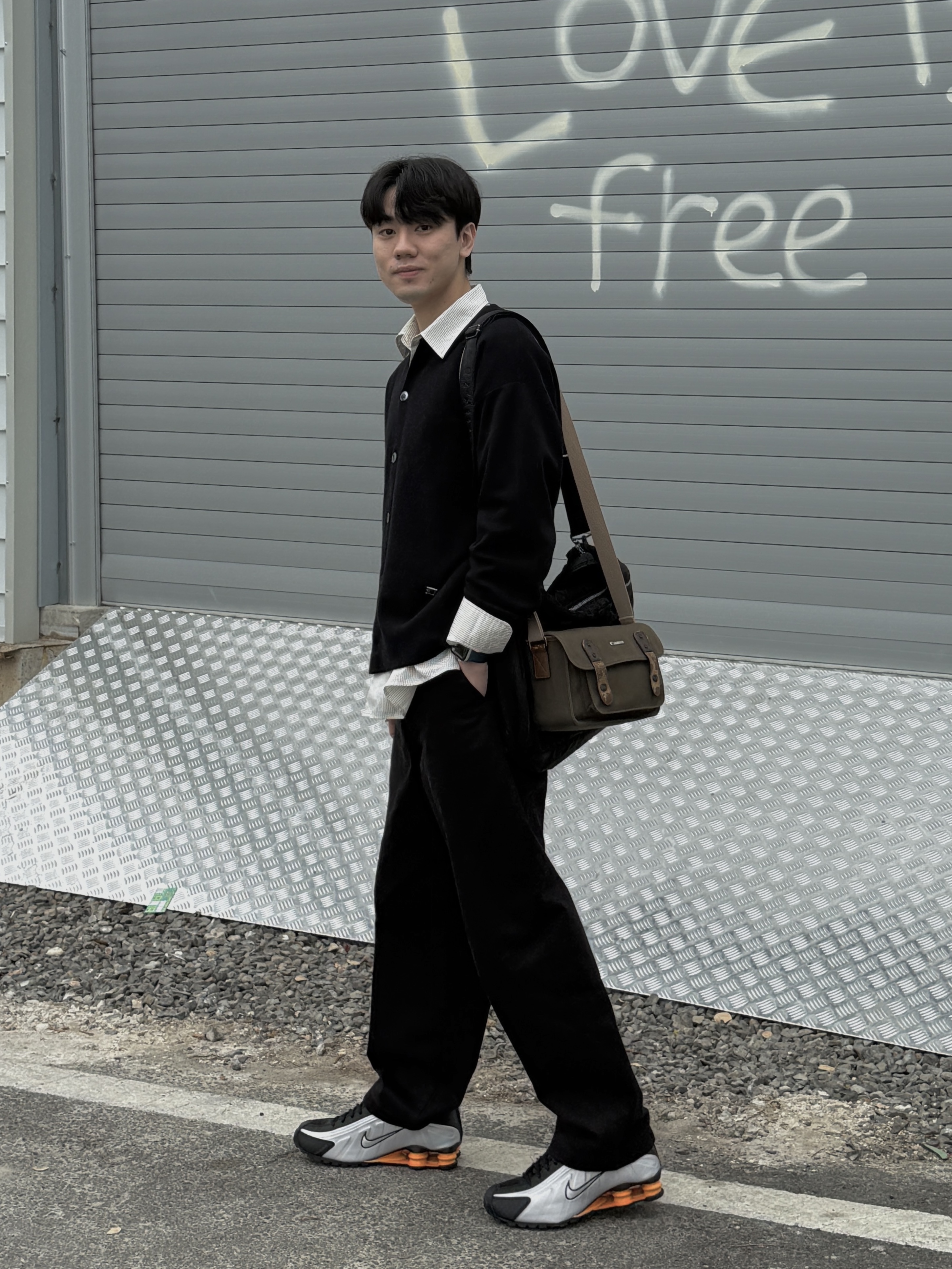 Nike Shox R4 Black Vast Grey 착용 스타일