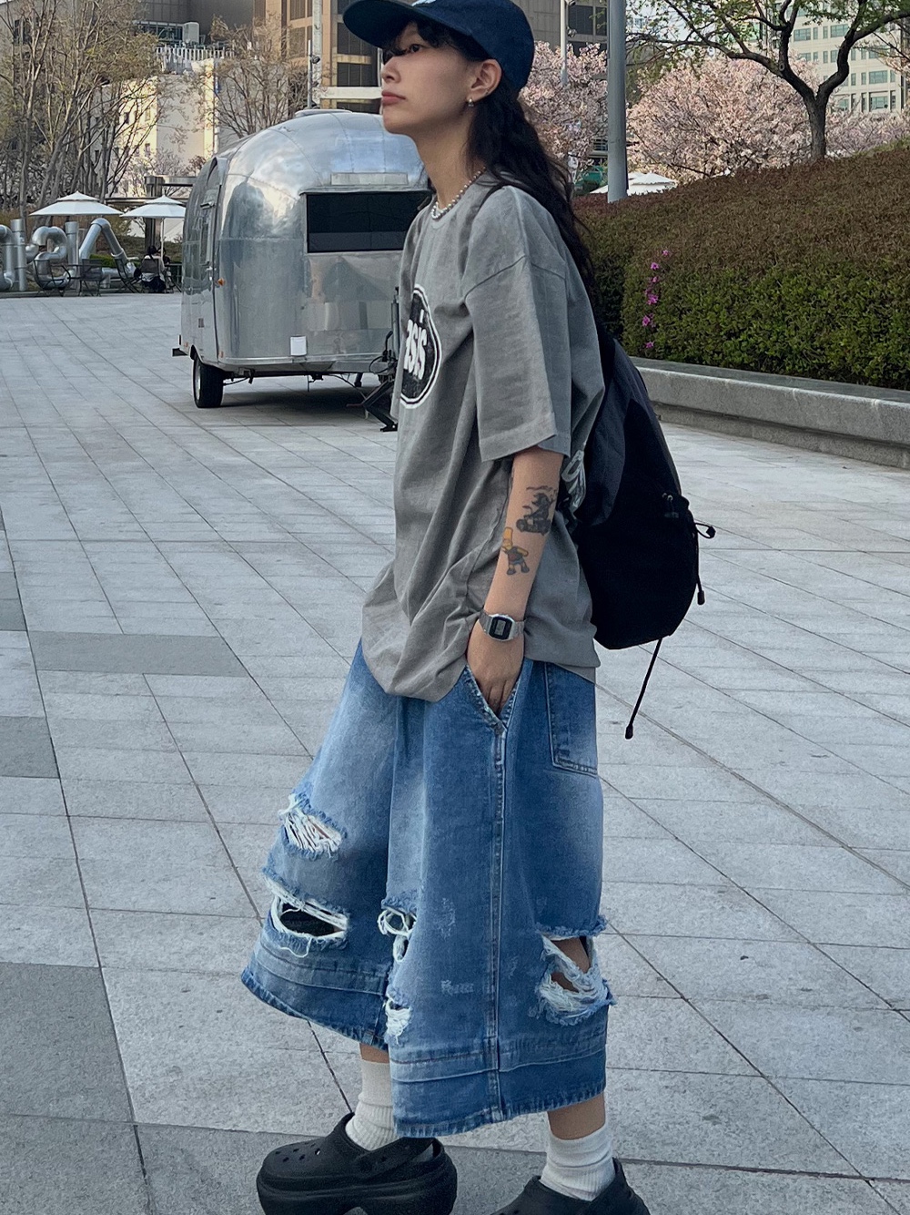 Crocs Stomp Clog Black, Casio A-158WA-1 착용 스타일 - 1