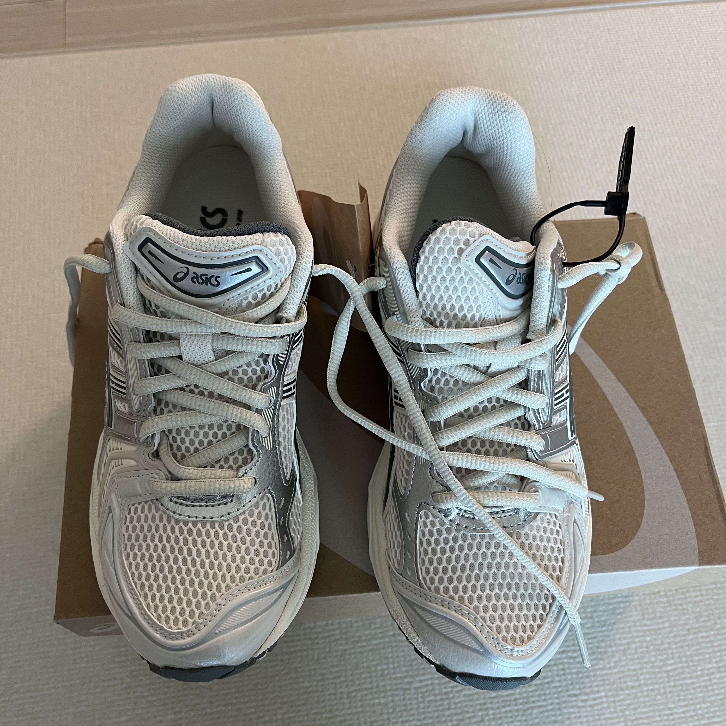 Asics Gel-Kayano 14 Birch Dark Pewter 착용 스타일 - 4