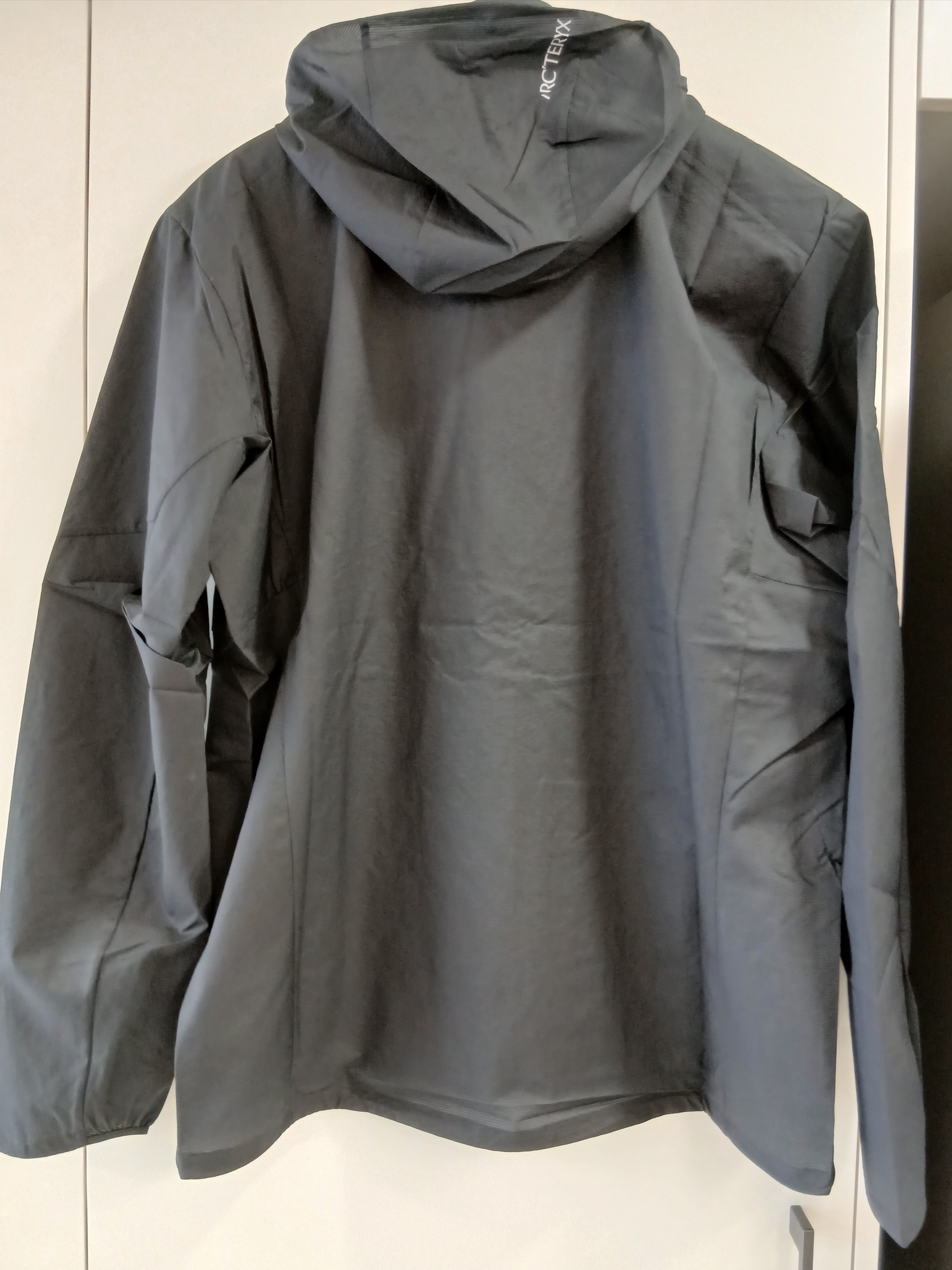 Arc'teryx Incendo Airshell Hoody Black 착용 스타일 - 4
