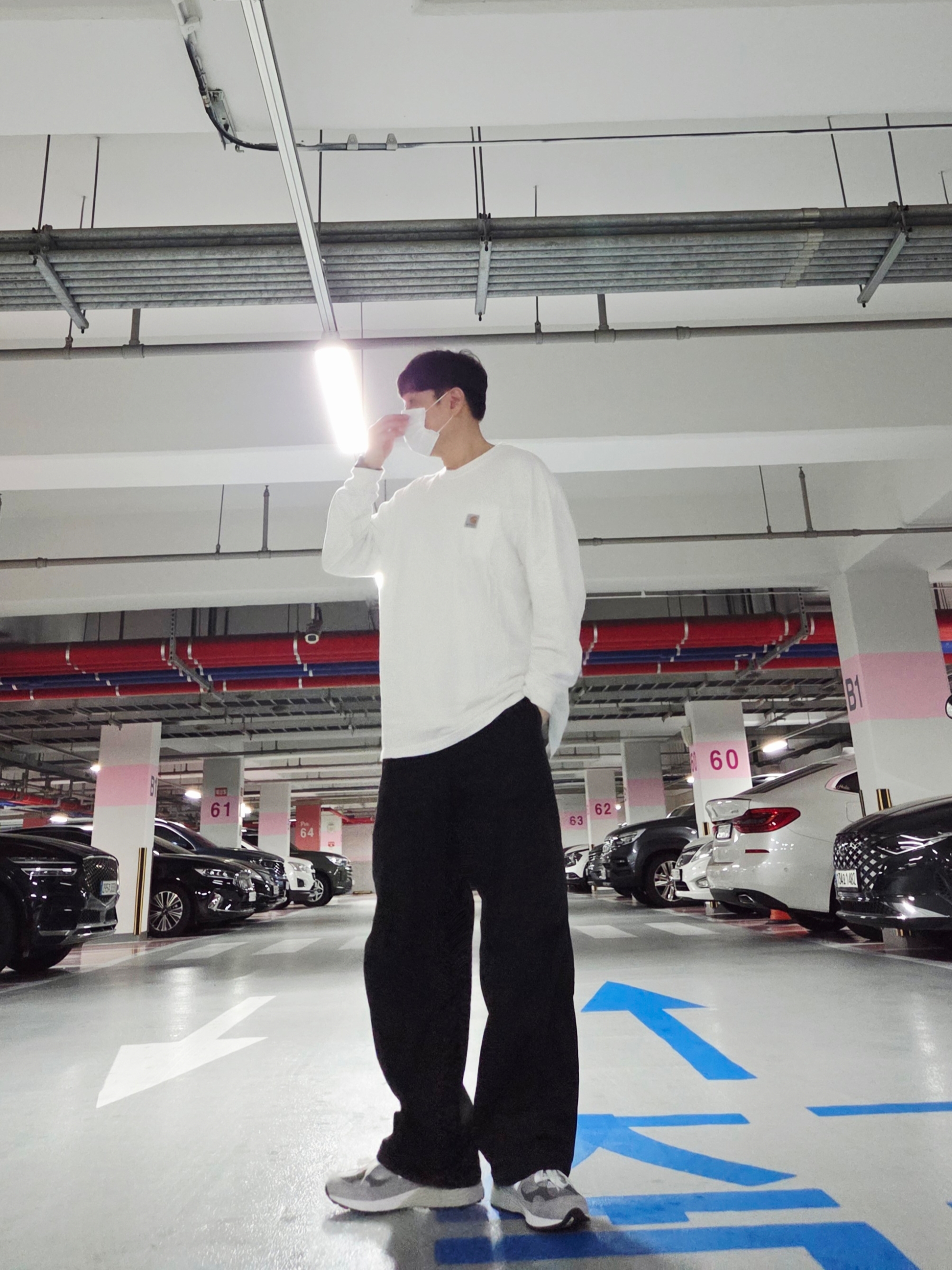 Carhartt Loose Fit Heavyweight Regular Long Sleeve Pocket T-Shirt White, New Balance 992 Made in USA Core Grey Silver Metallic 착용 스타일 - 2