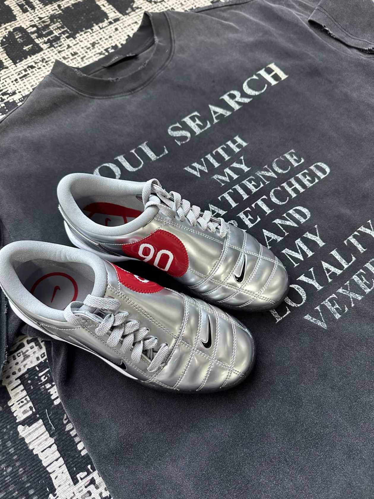 Nike Total 90 III SP Metallic Silver and Black 착용 스타일