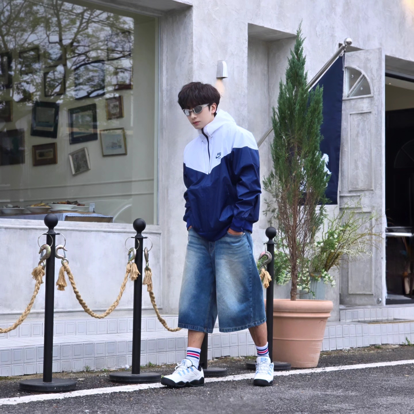 나이키 윈드러너 우븐 라인드 자켓 화이트 블루 보이드 - 아시아, 나이키 x 슈프림 SB 다윈 로우 화이트 착용 스타일 - 1