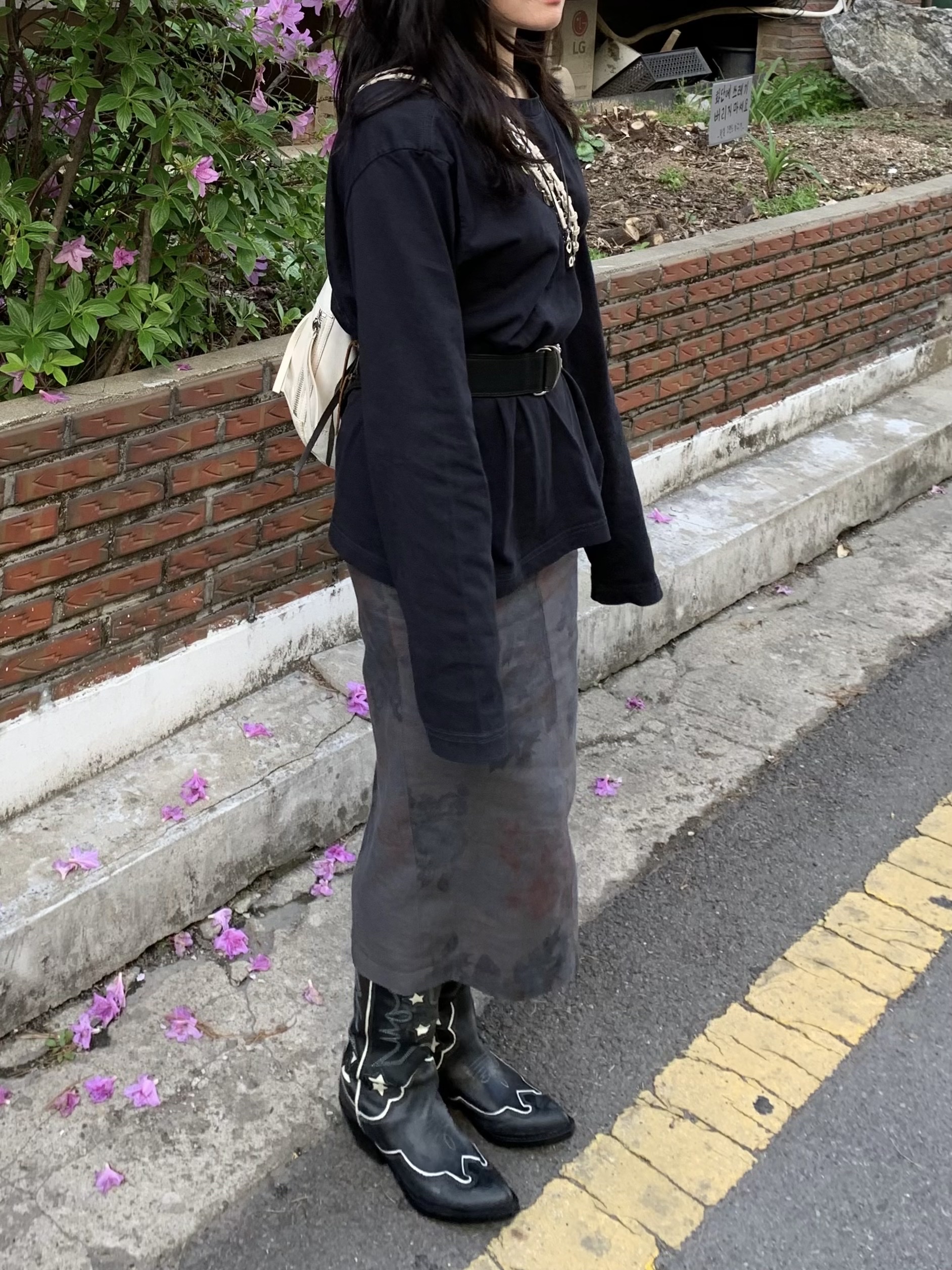 AA Curved Garment Dyeing Long Sleeve Black 착용 스타일 - 2