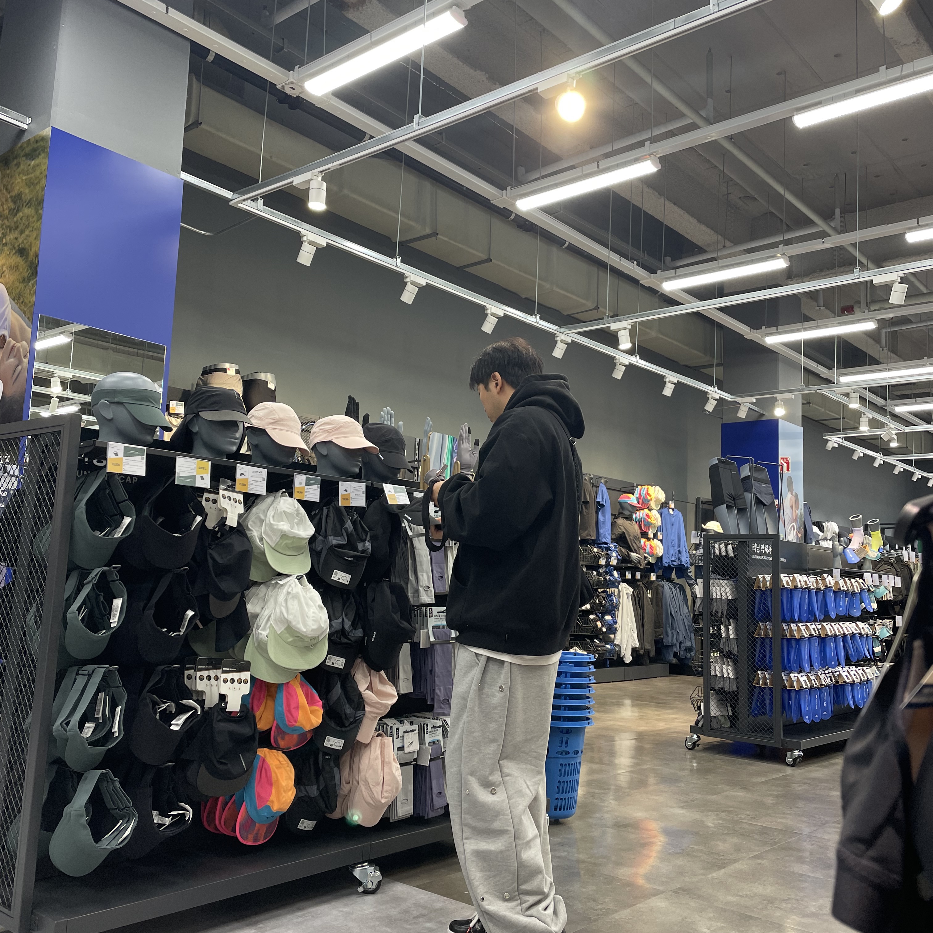 Supreme Box Logo Hooded Sweatshirt Black - 24FW, MJD Side Snap Wide C/P Heavy Sweat Pants Melange Grey 착용 스타일 - 1