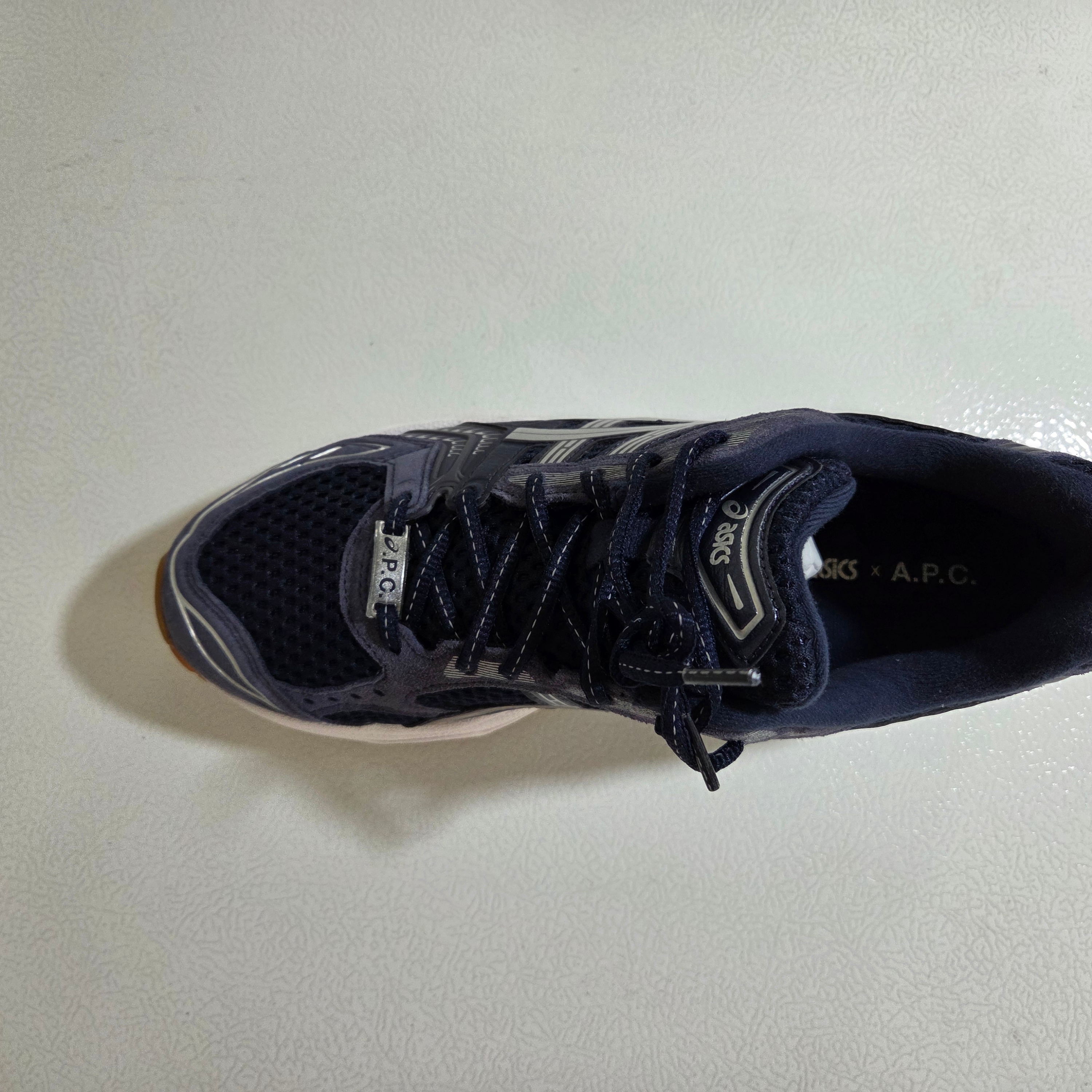 Asics x A.P.C. Gel-Kayano 14 Midnight Indigo Fog 착용 스타일 - 5