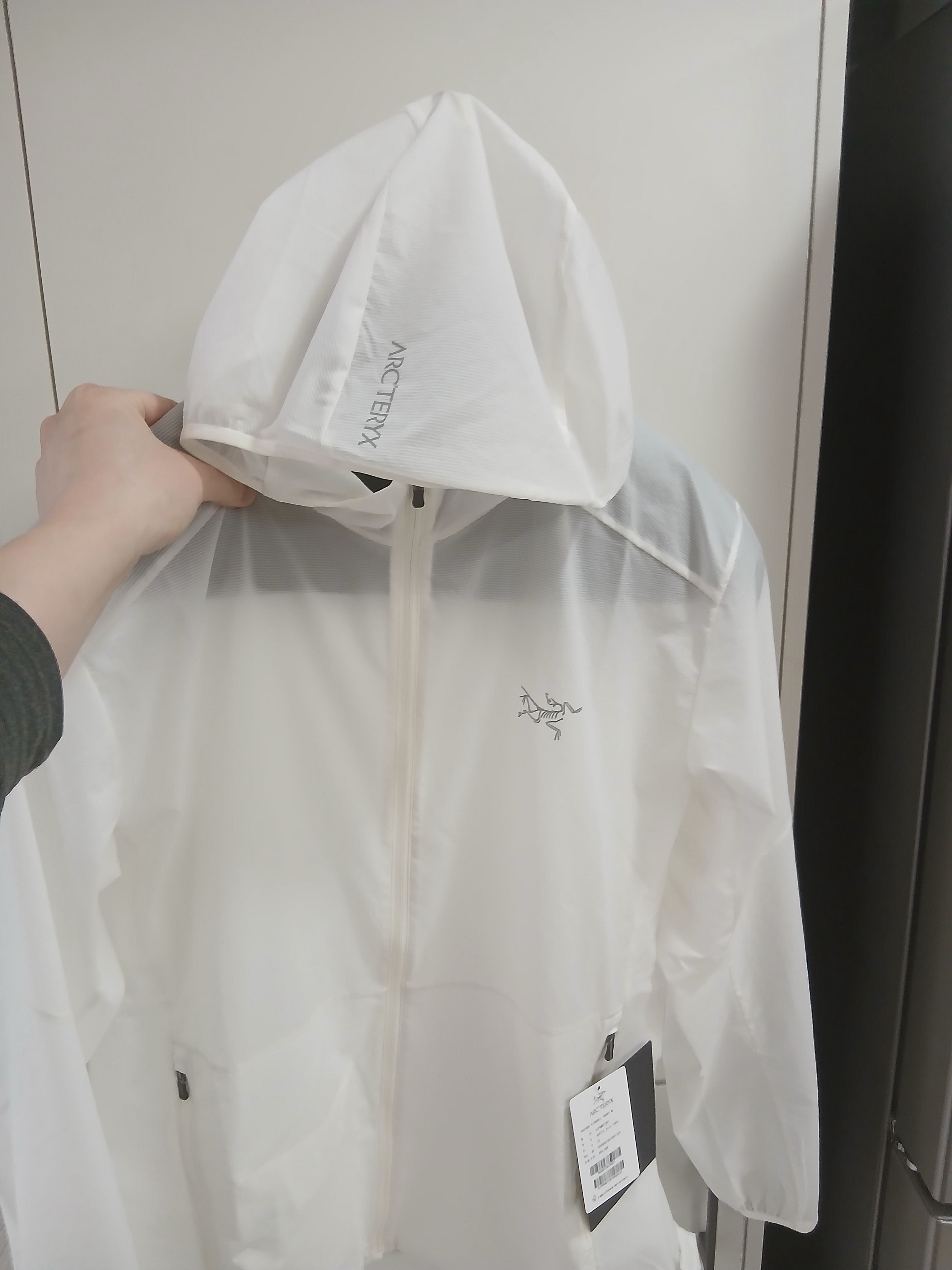 Arc'teryx Incendo Airshell Hoody Arctic Silk, [SS25] moif Hiker Half Shirt Black 착용 스타일 - 4