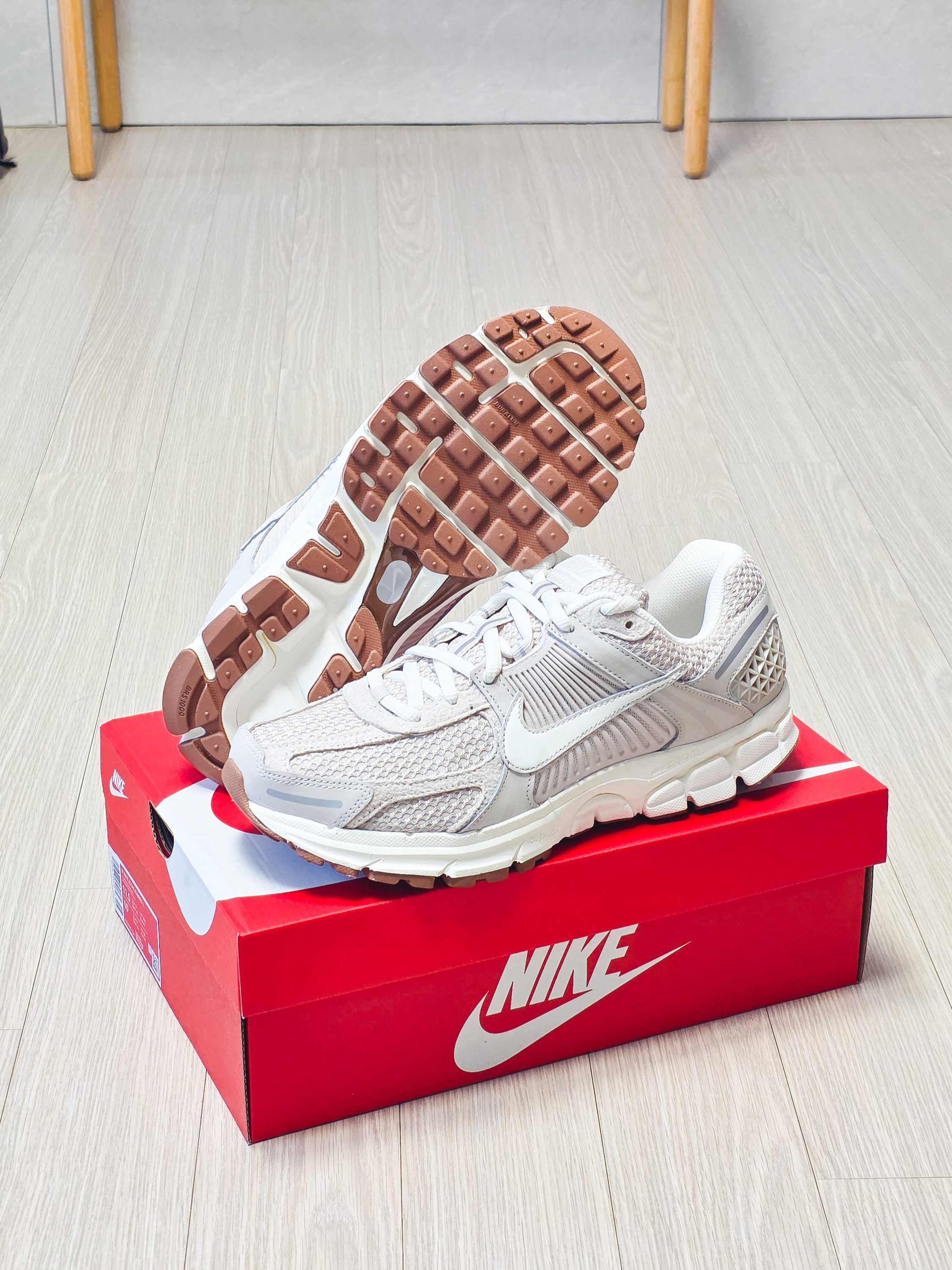 (W) Nike Zoom Vomero 5 Light Orewood Brown 착용 스타일 - 3