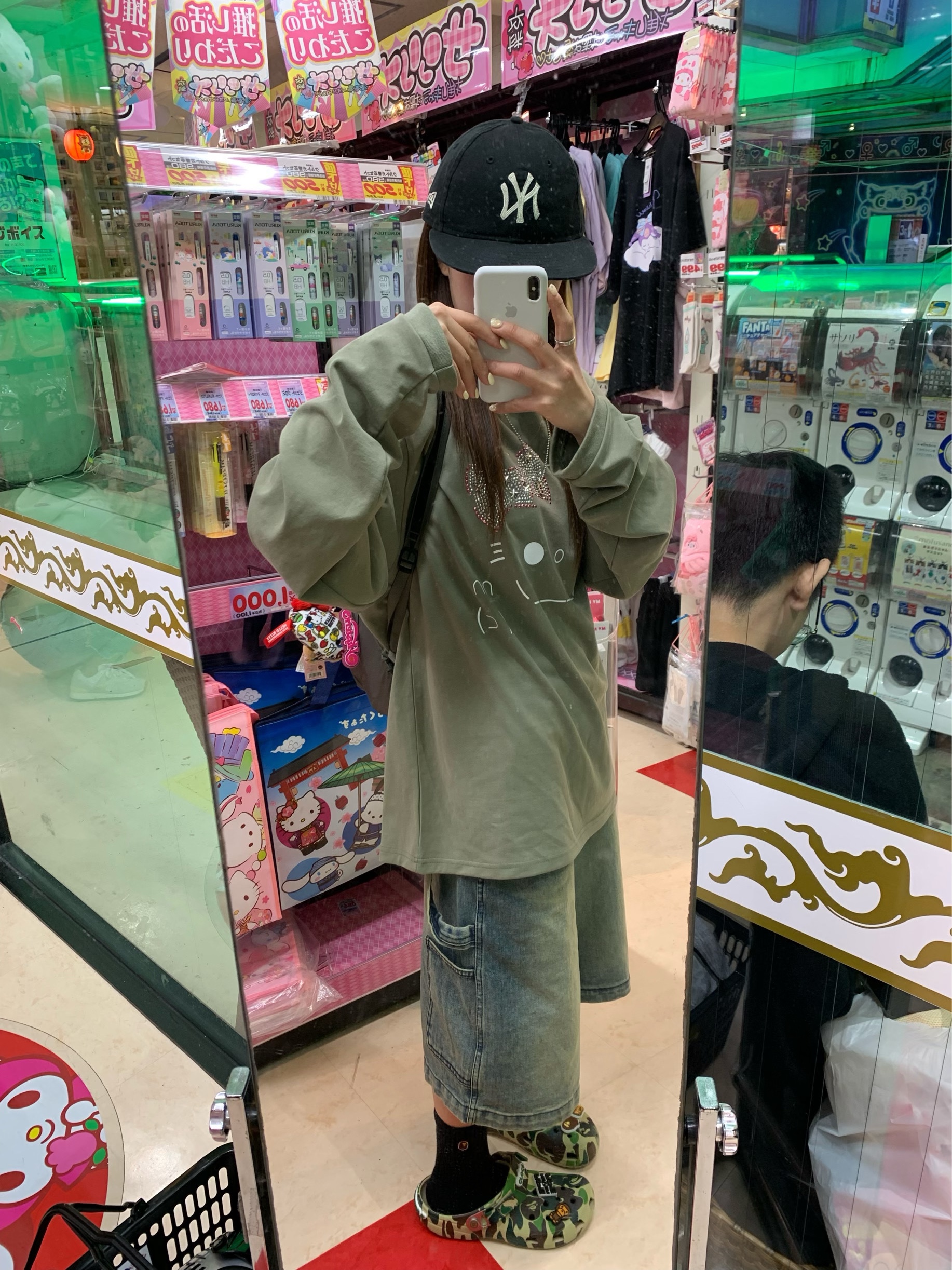 Crocs x BAPE Classic Clog Chai 착용 스타일