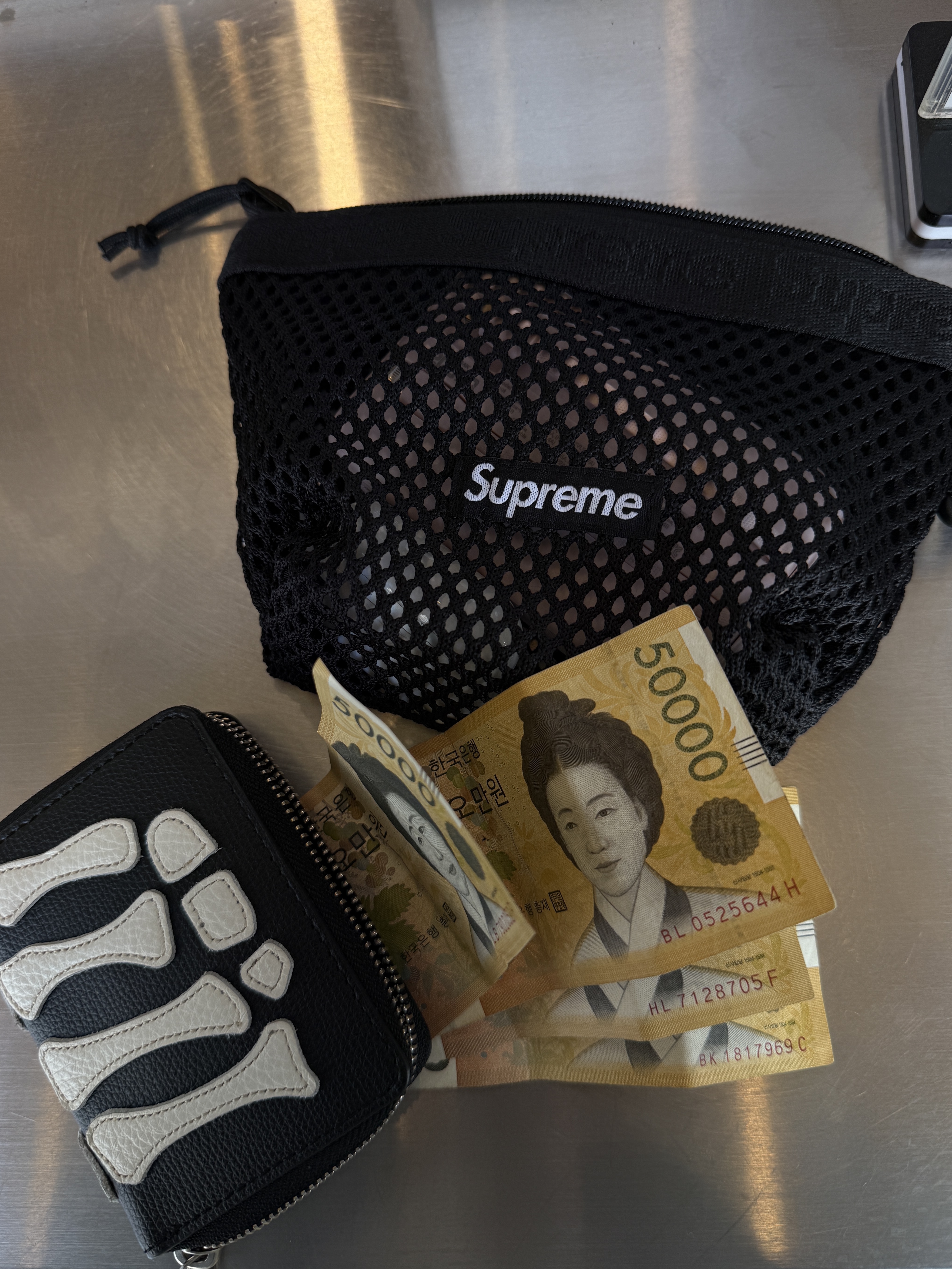 Supreme Mesh Mini Pouch Black - 25SS 착용 스타일